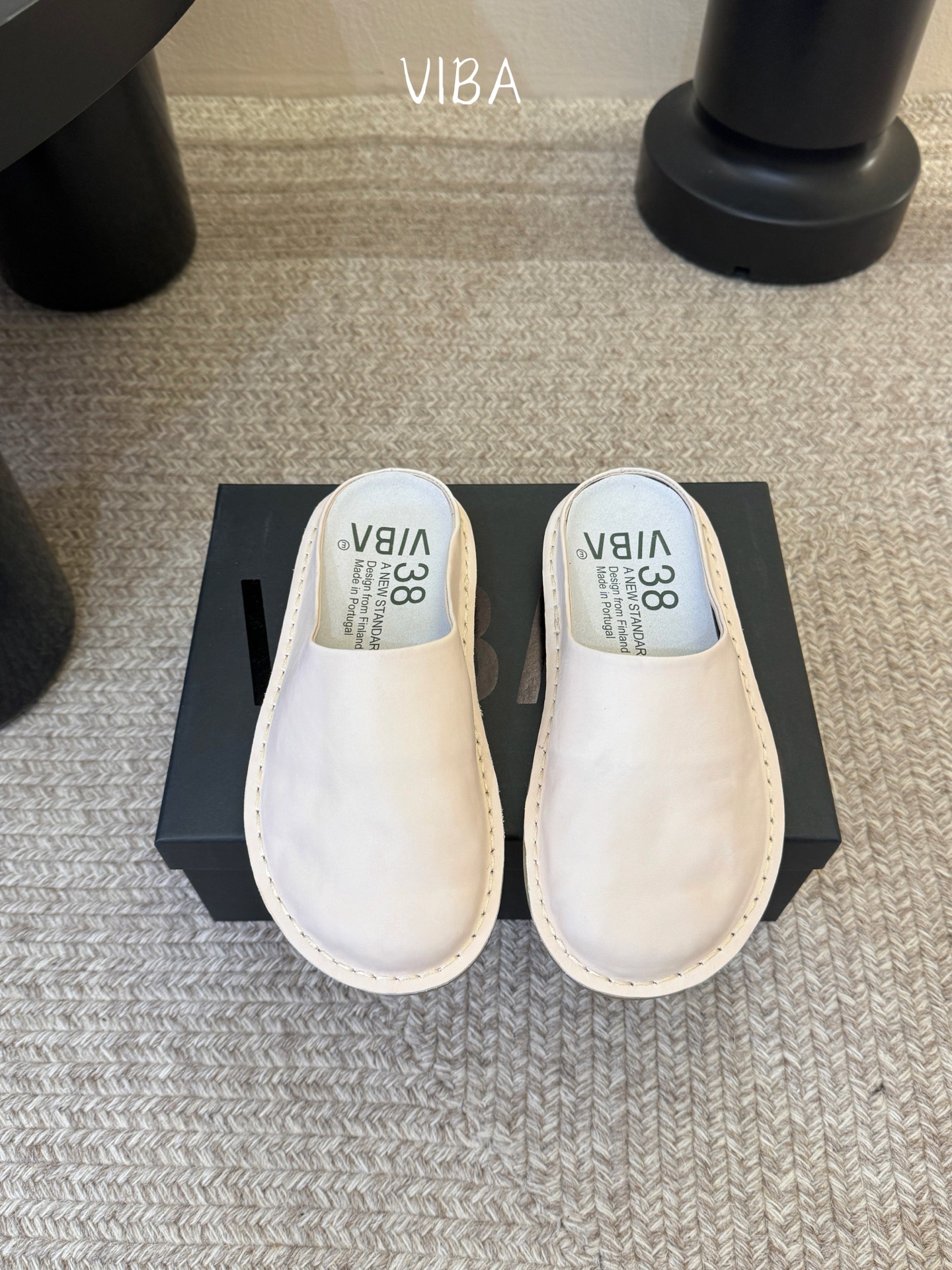 VIBA*26ss早春新款复古极简包头拖穆勒版无后跟的穆勒设计兼具拖鞋的随性与单鞋的精致感，包头造型修饰