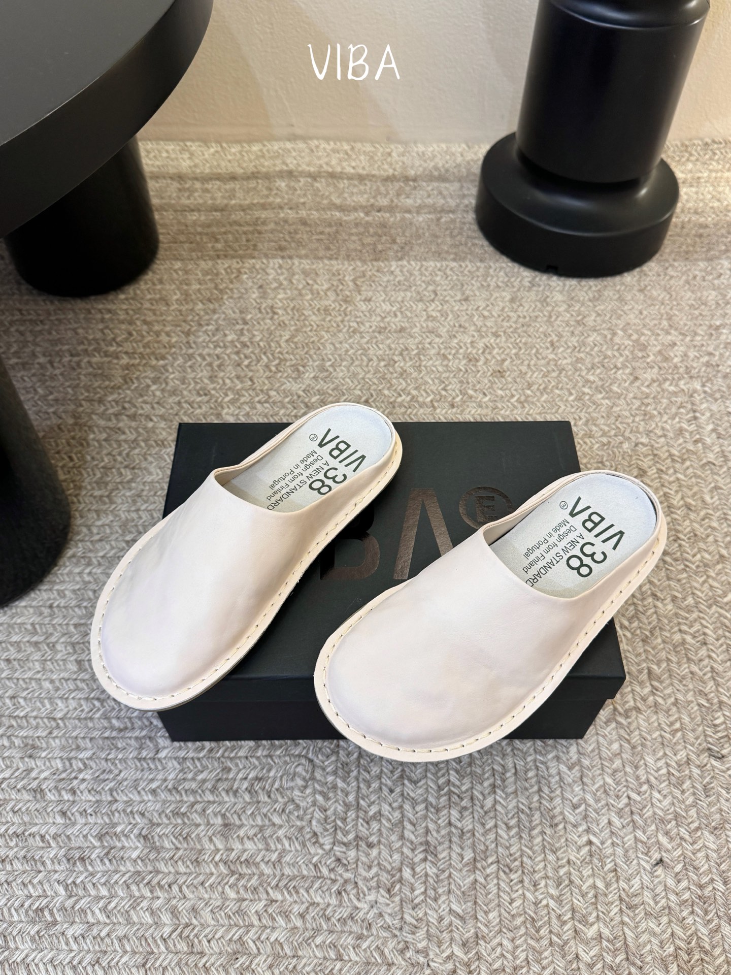 VIBA*26ss早春新款复古极简包头拖穆勒版无后跟的穆勒设计兼具拖鞋的随性与单鞋的精致感，包头造型修饰