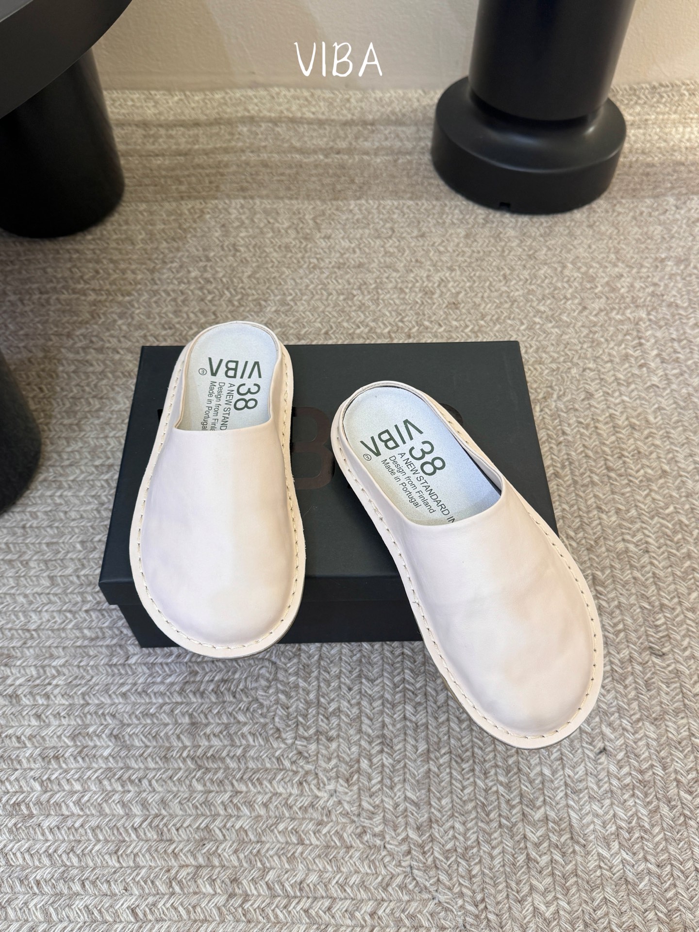 VIBA*26ss早春新款复古极简包头拖穆勒版无后跟的穆勒设计兼具拖鞋的随性与单鞋的精致感，包头造型修饰