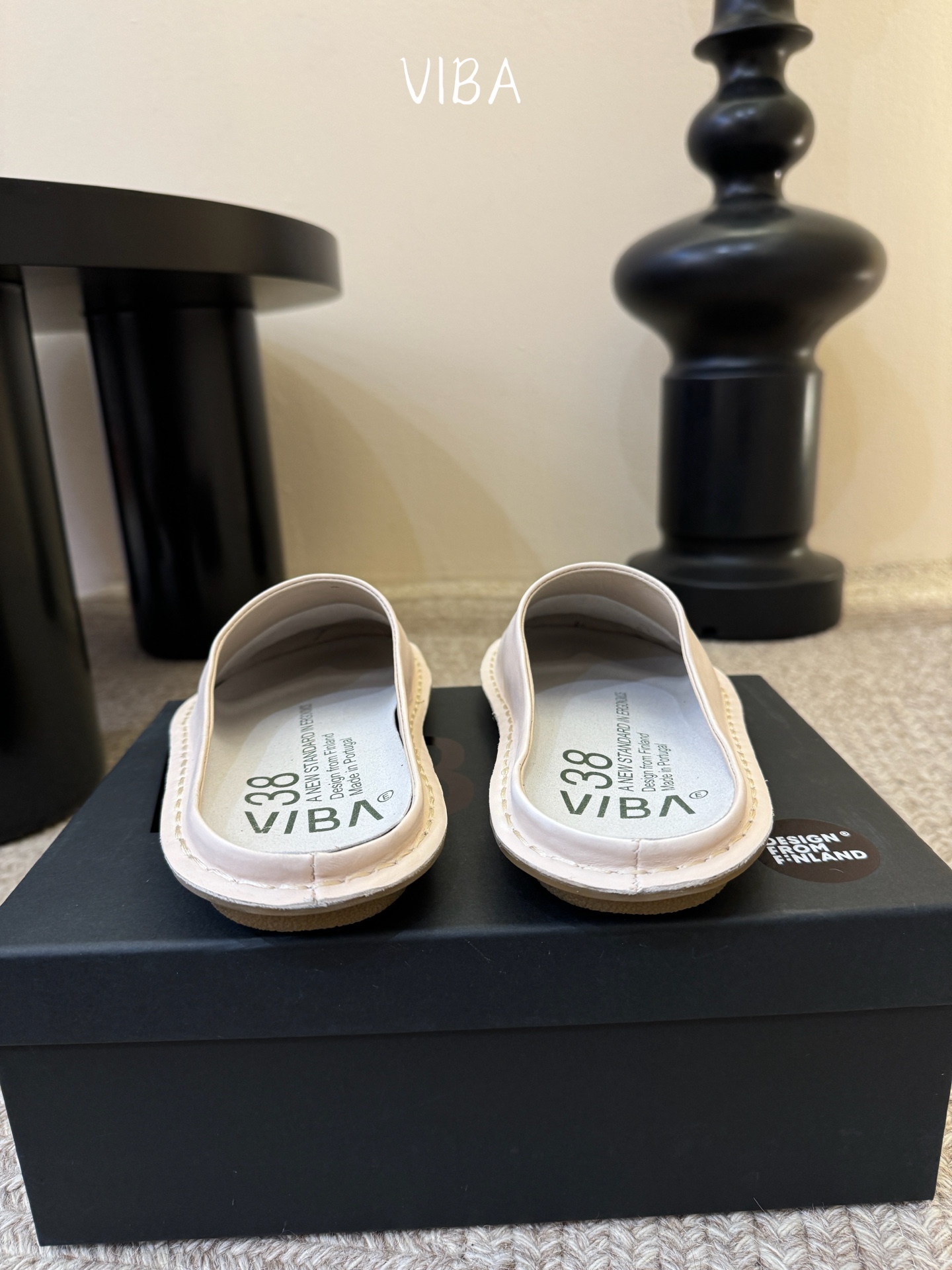 VIBA*26ss早春新款复古极简包头拖穆勒版无后跟的穆勒设计兼具拖鞋的随性与单鞋的精致感，包头造型修饰