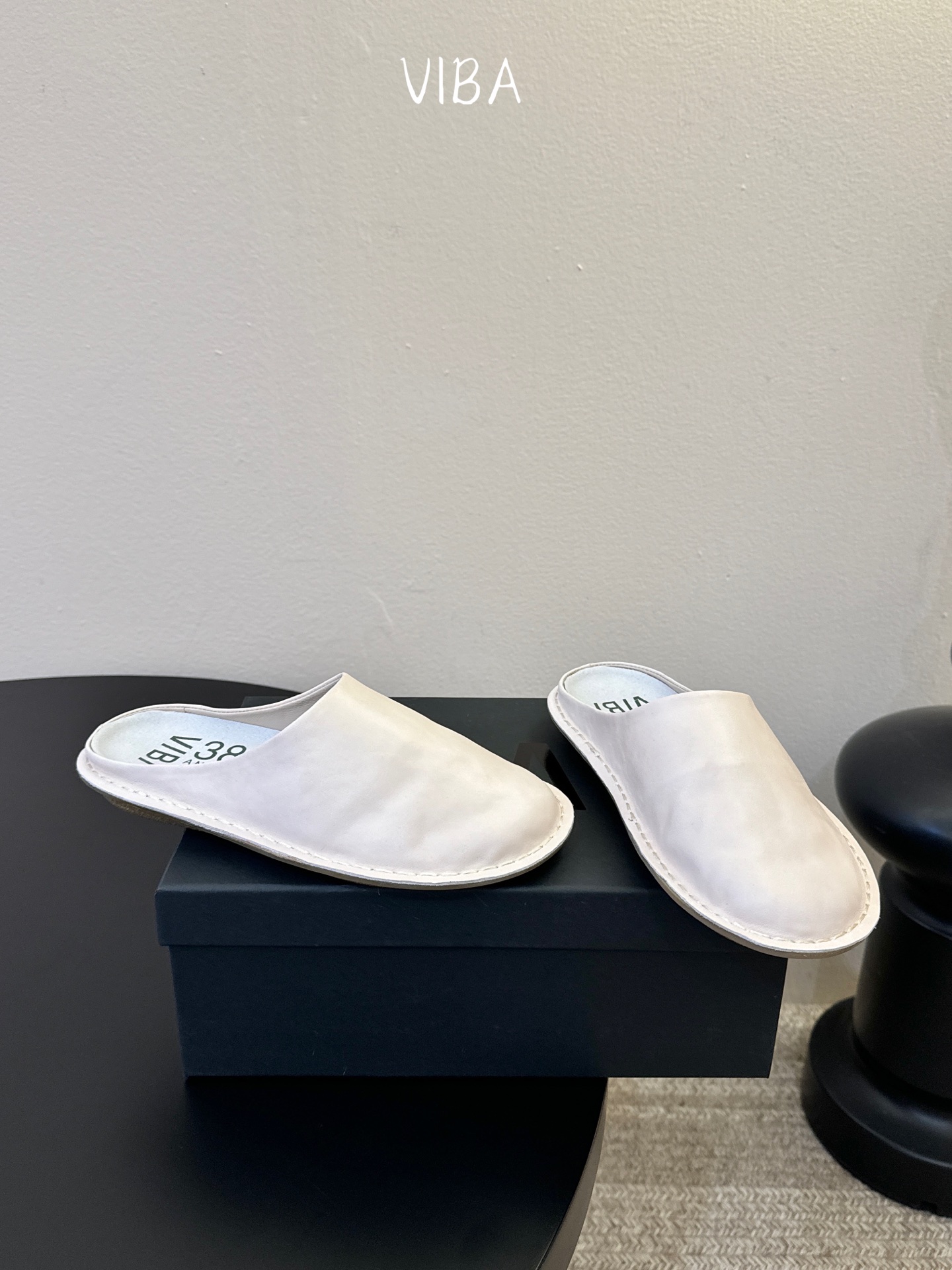 VIBA*26ss早春新款复古极简包头拖穆勒版无后跟的穆勒设计兼具拖鞋的随性与单鞋的精致感，包头造型修饰