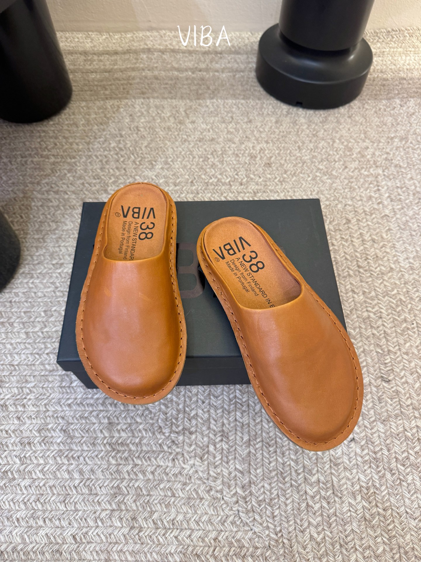 VIBA*26ss早春新款复古极简包头拖穆勒版无后跟的穆勒设计兼具拖鞋的随性与单鞋的精致感，包头造型修饰