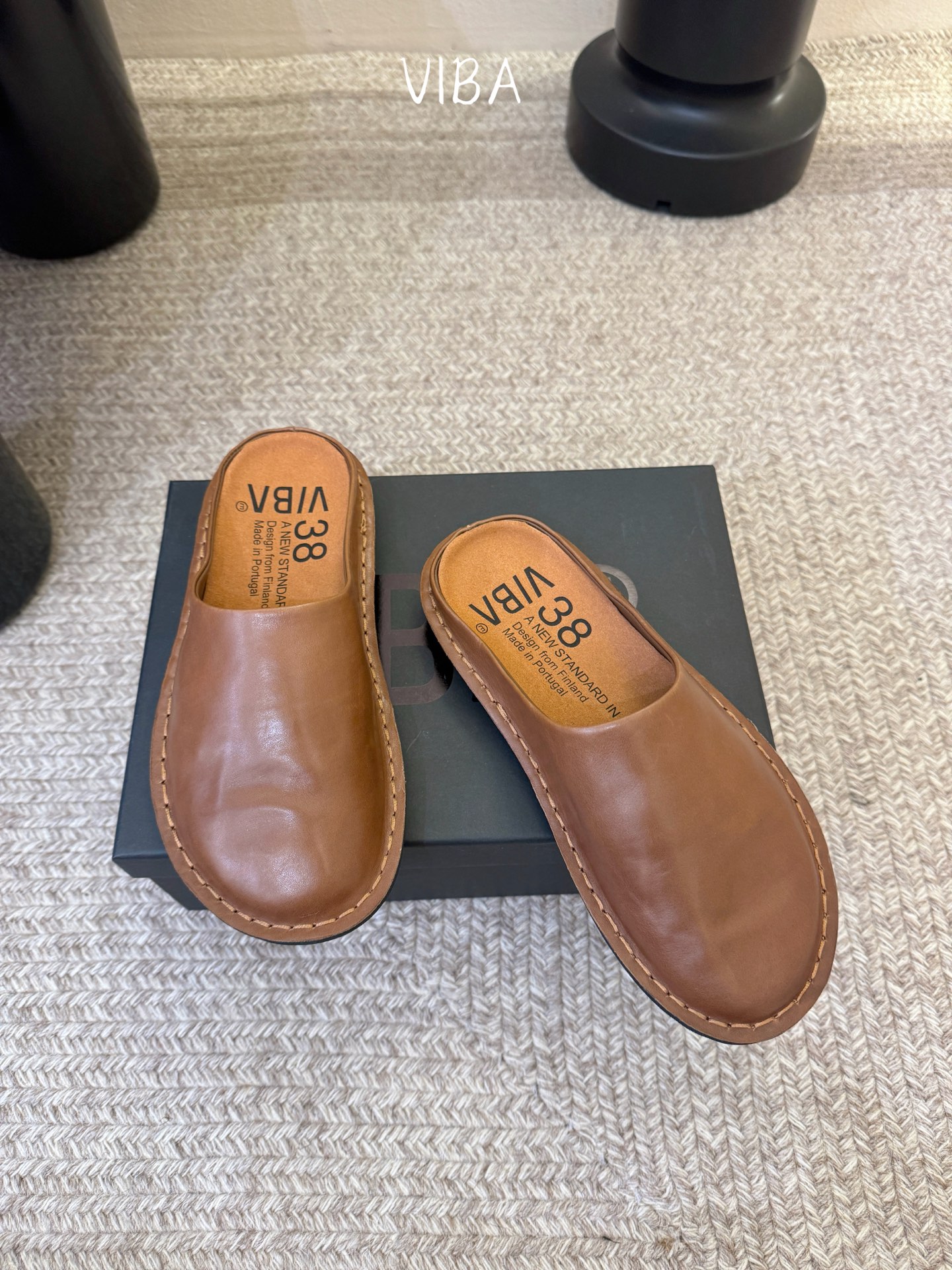 VIBA*26ss早春新款复古极简包头拖穆勒版无后跟的穆勒设计兼具拖鞋的随性与单鞋的精致感，包头造型修饰