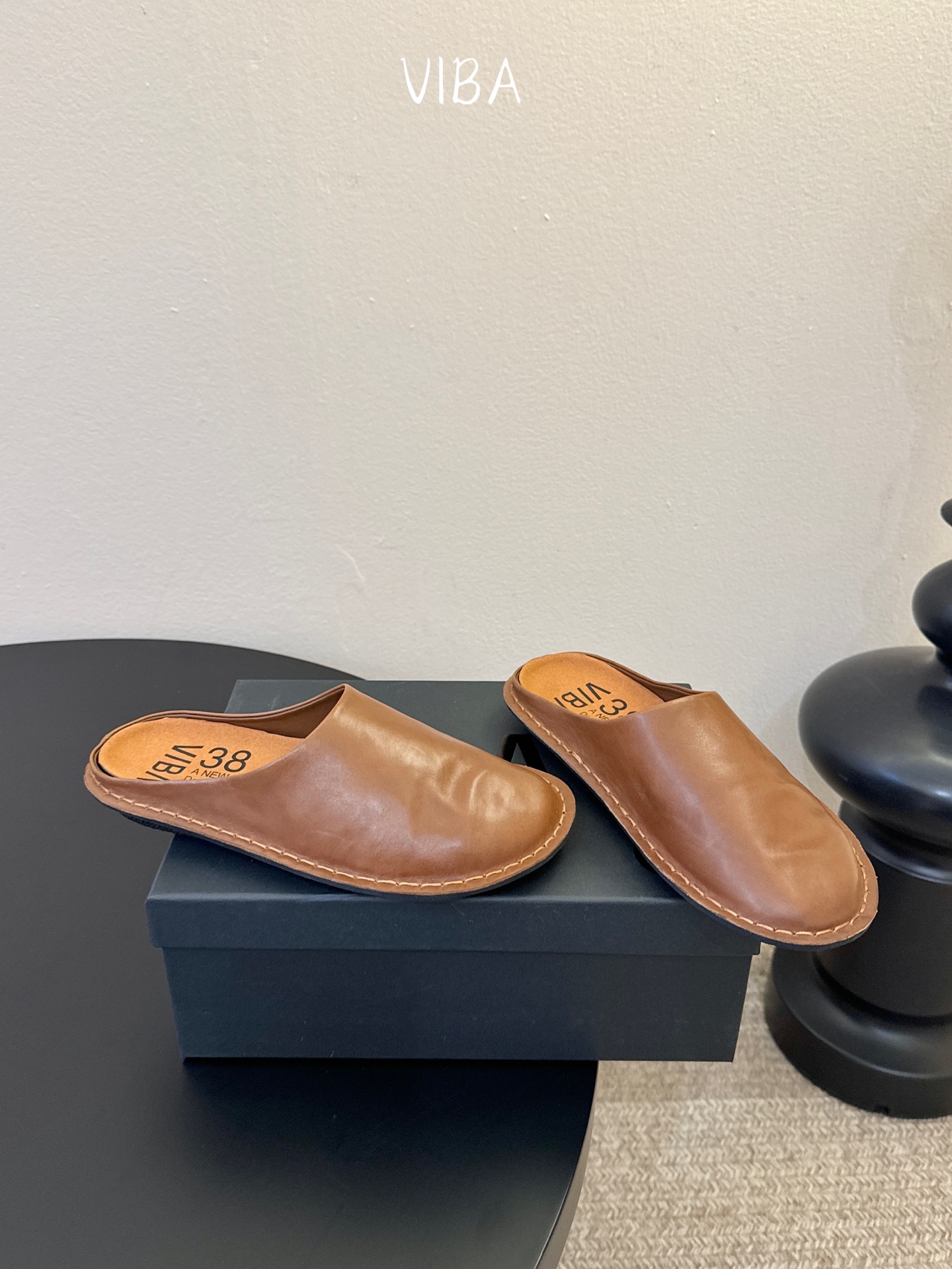 VIBA*26ss早春新款复古极简包头拖穆勒版无后跟的穆勒设计兼具拖鞋的随性与单鞋的精致感，包头造型修饰