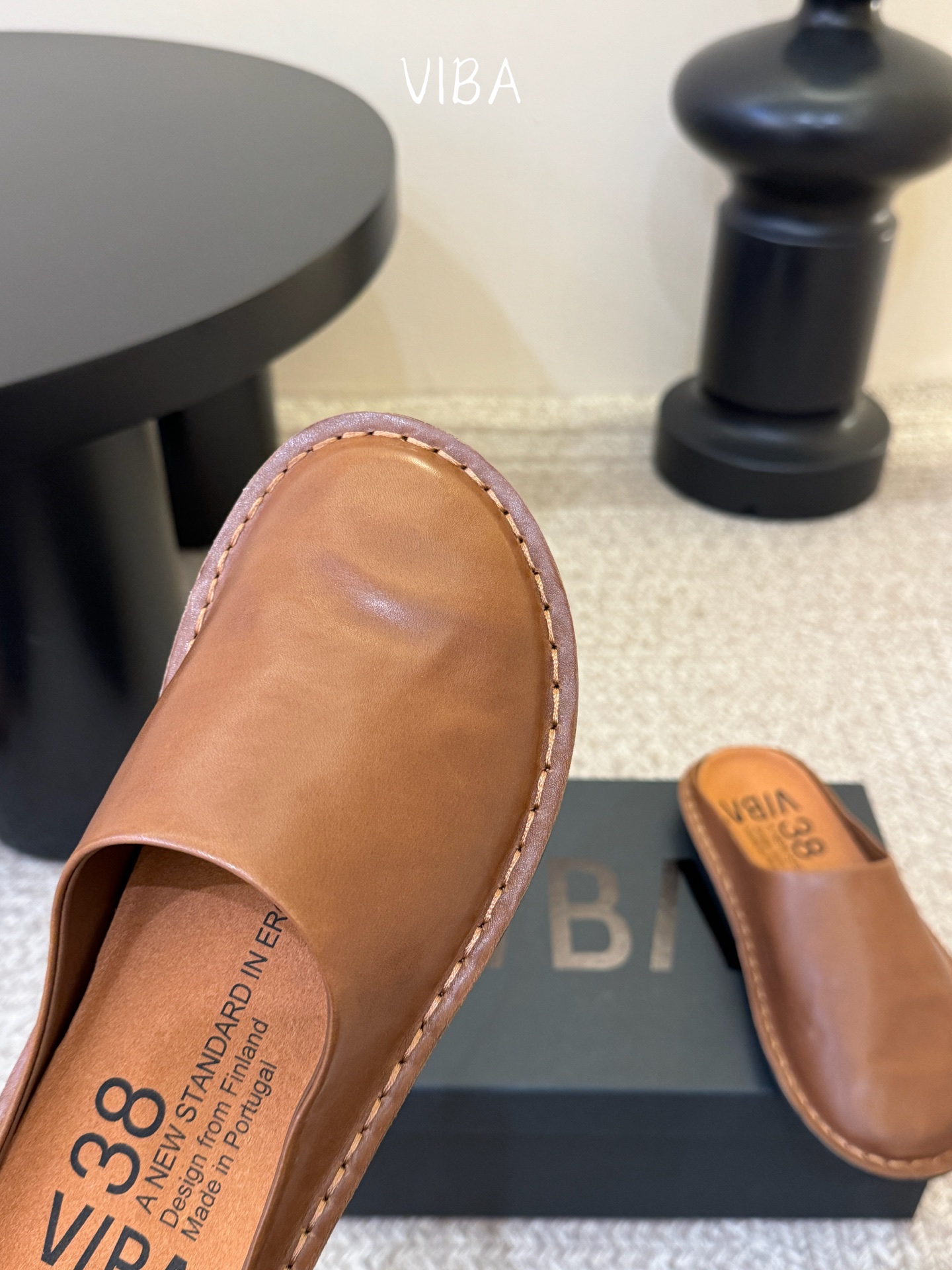 VIBA*26ss早春新款复古极简包头拖穆勒版无后跟的穆勒设计兼具拖鞋的随性与单鞋的精致感，包头造型修饰