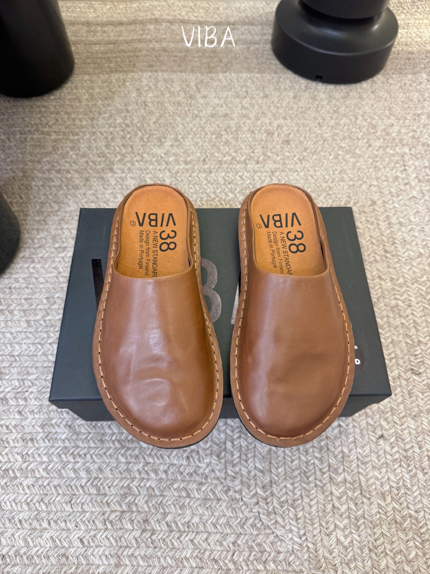 VIBA*26ss早春新款复古极简包头拖穆勒版无后跟的穆勒设计兼具拖鞋的随性与单鞋的精致感，包头造型修饰