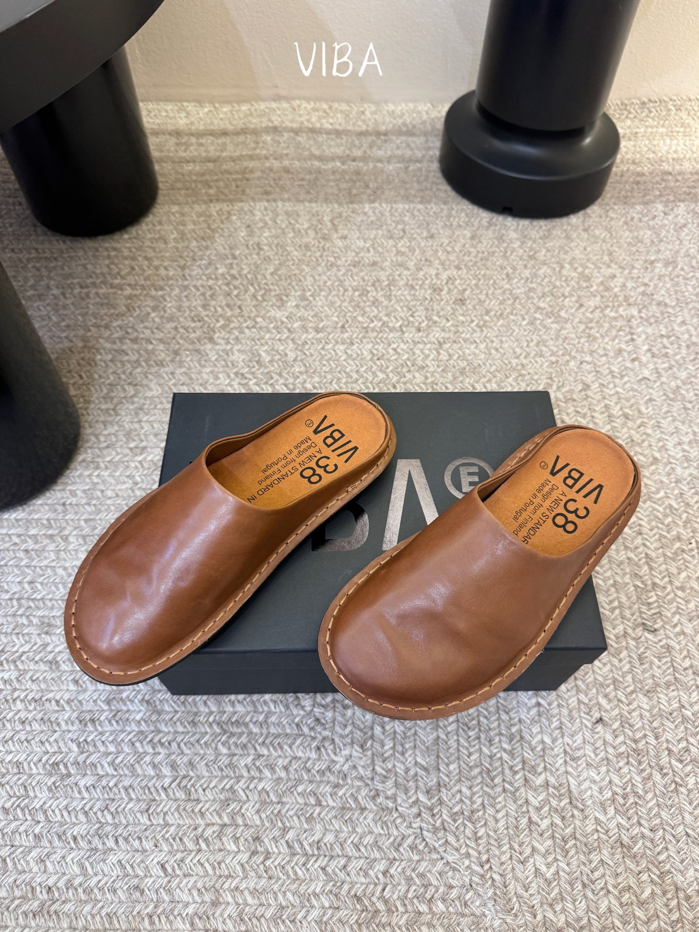 VIBA*26ss早春新款复古极简包头拖穆勒版无后跟的穆勒设计兼具拖鞋的随性与单鞋的精致感，包头造型修饰