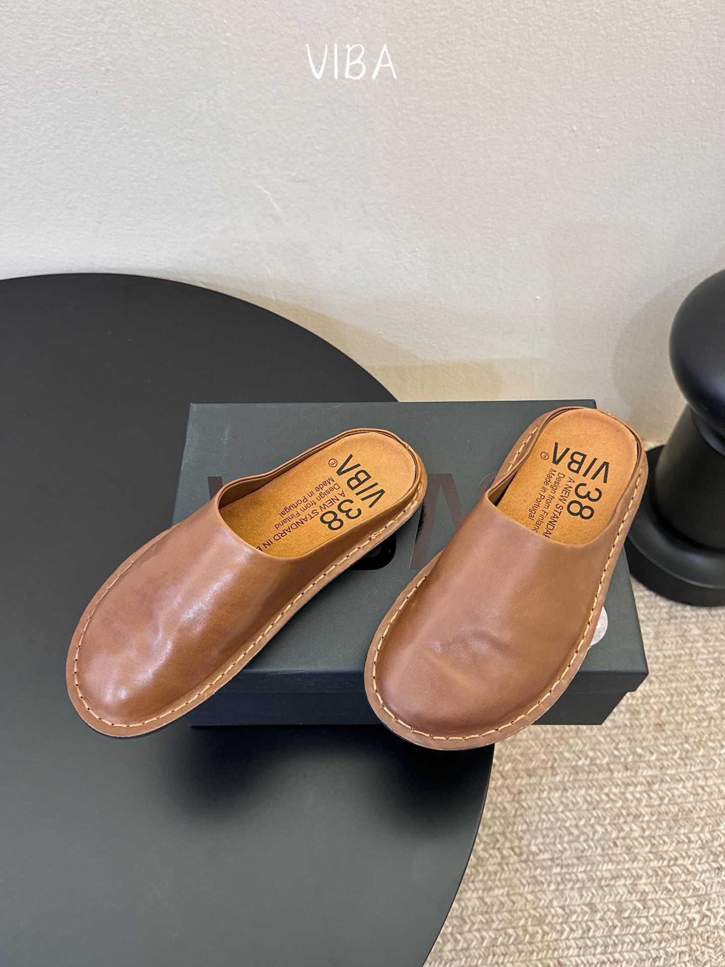 VIBA*26ss早春新款复古极简包头拖穆勒版无后跟的穆勒设计兼具拖鞋的随性与单鞋的精致感，包头造型修饰