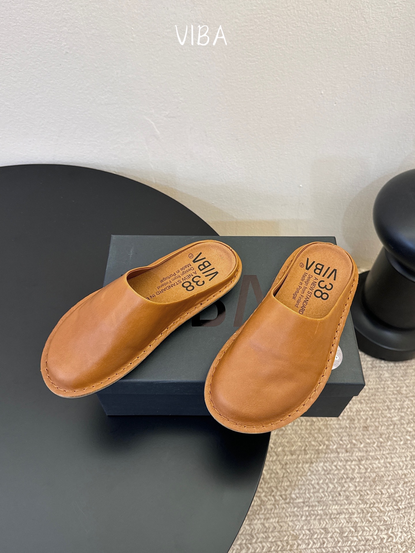 VIBA*26ss早春新款复古极简包头拖穆勒版无后跟的穆勒设计兼具拖鞋的随性与单鞋的精致感，包头造型修饰