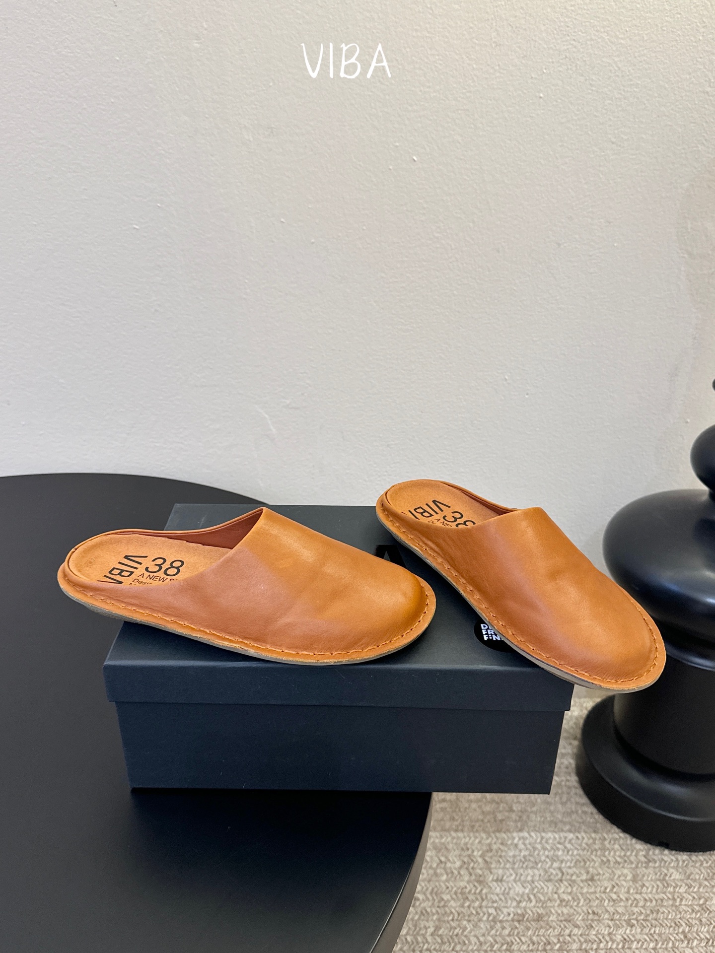 VIBA*26ss早春新款复古极简包头拖穆勒版无后跟的穆勒设计兼具拖鞋的随性与单鞋的精致感，包头造型修饰