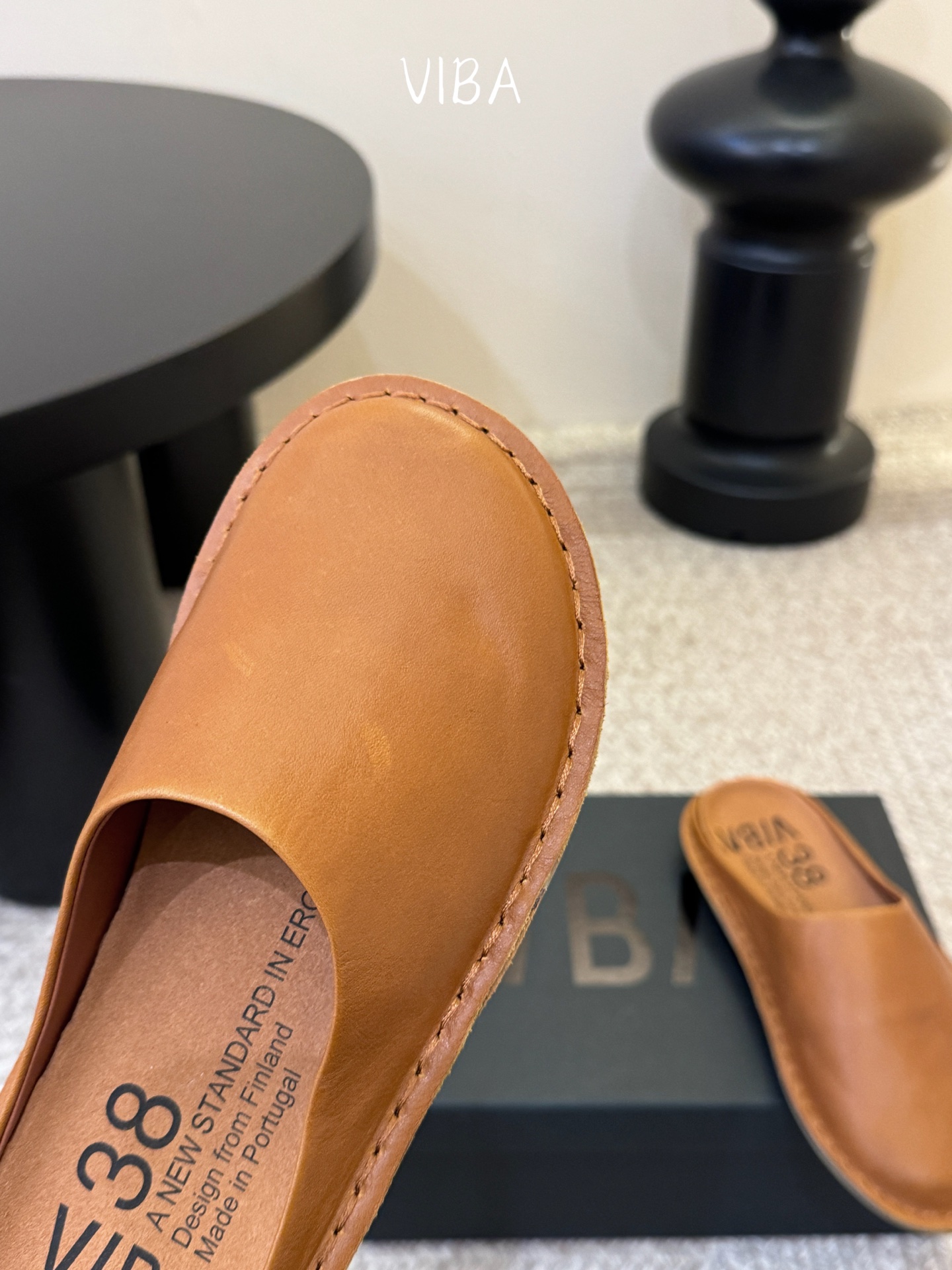 VIBA*26ss早春新款复古极简包头拖穆勒版无后跟的穆勒设计兼具拖鞋的随性与单鞋的精致感，包头造型修饰