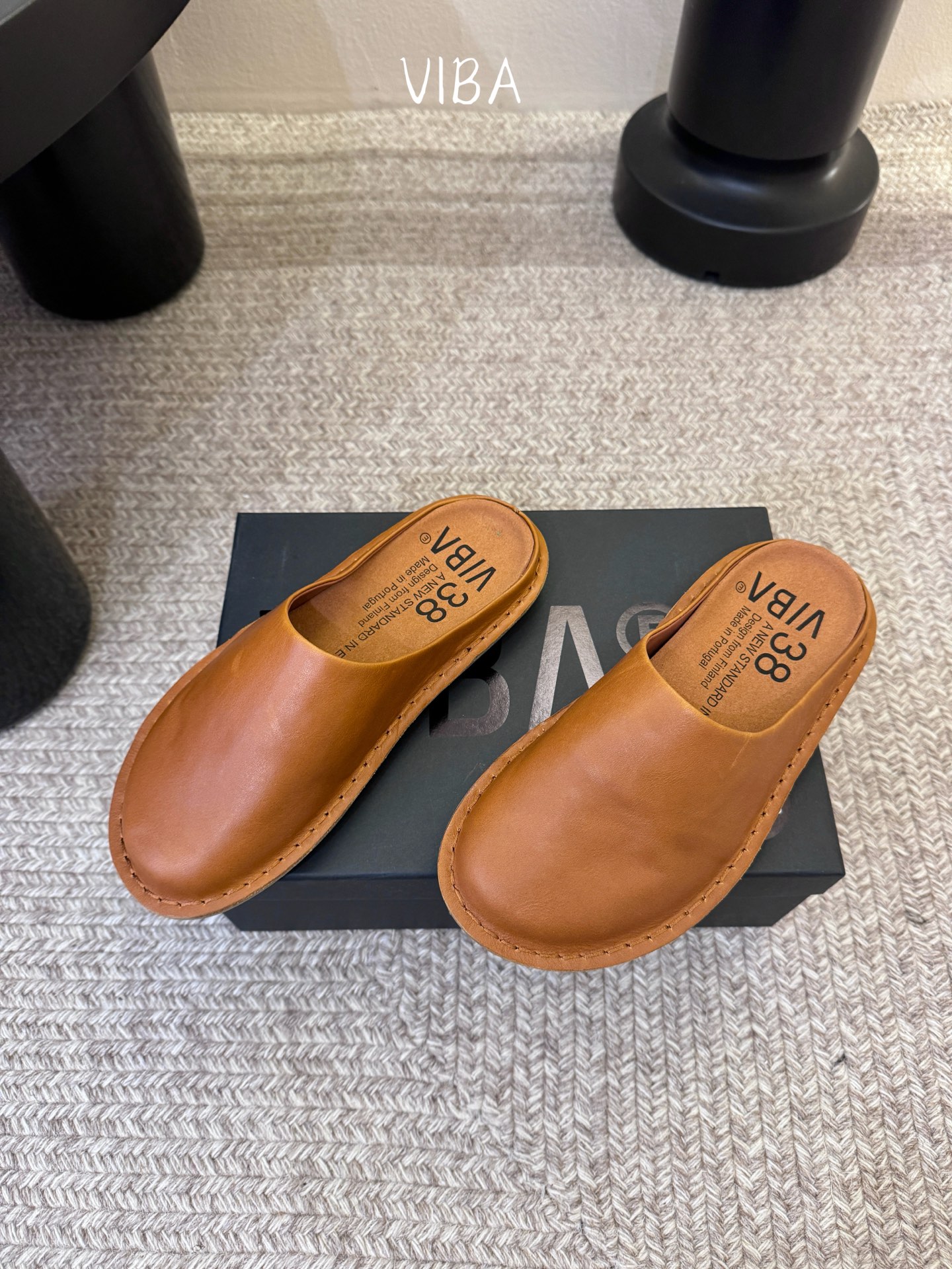 VIBA*26ss早春新款复古极简包头拖穆勒版无后跟的穆勒设计兼具拖鞋的随性与单鞋的精致感，包头造型修饰