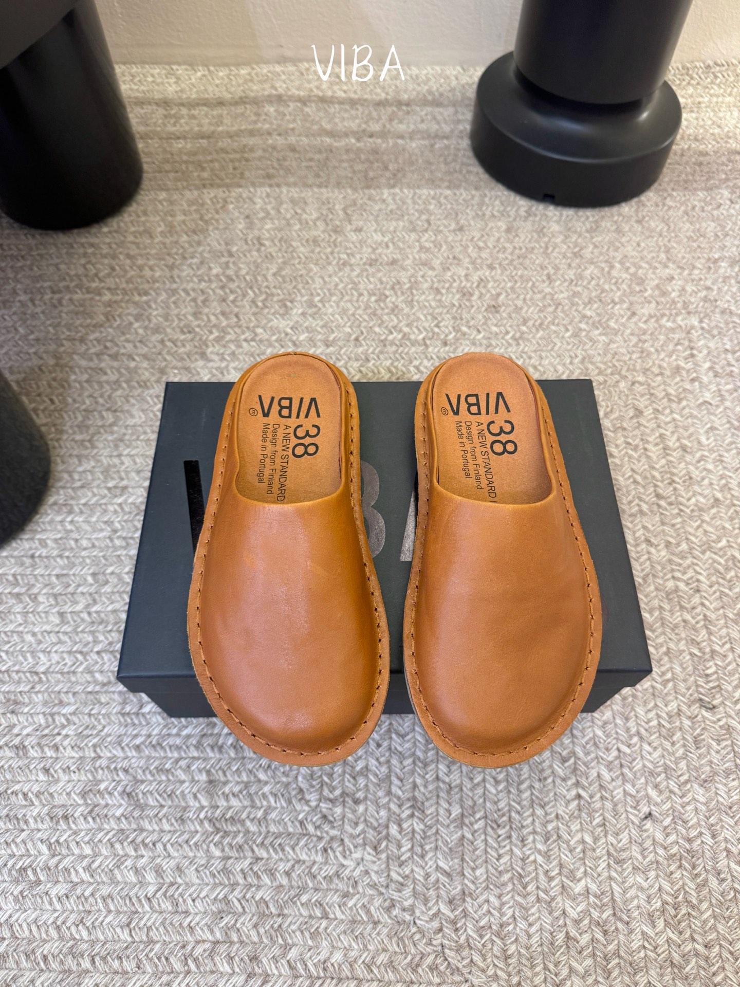 VIBA*26ss早春新款复古极简包头拖穆勒版无后跟的穆勒设计兼具拖鞋的随性与单鞋的精致感，包头造型修饰