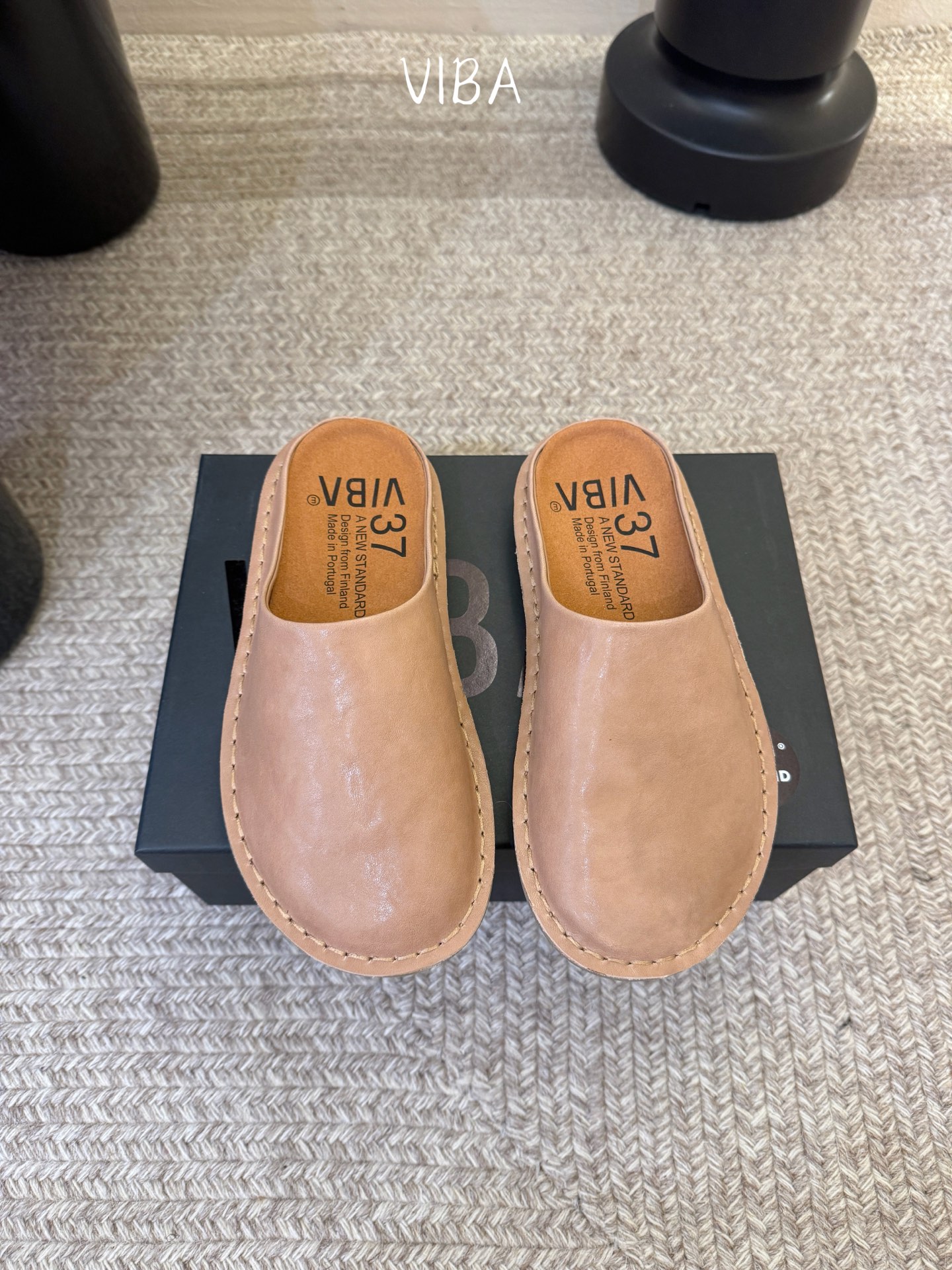 VIBA*26ss早春新款复古极简包头拖穆勒版无后跟的穆勒设计兼具拖鞋的随性与单鞋的精致感，包头造型修饰