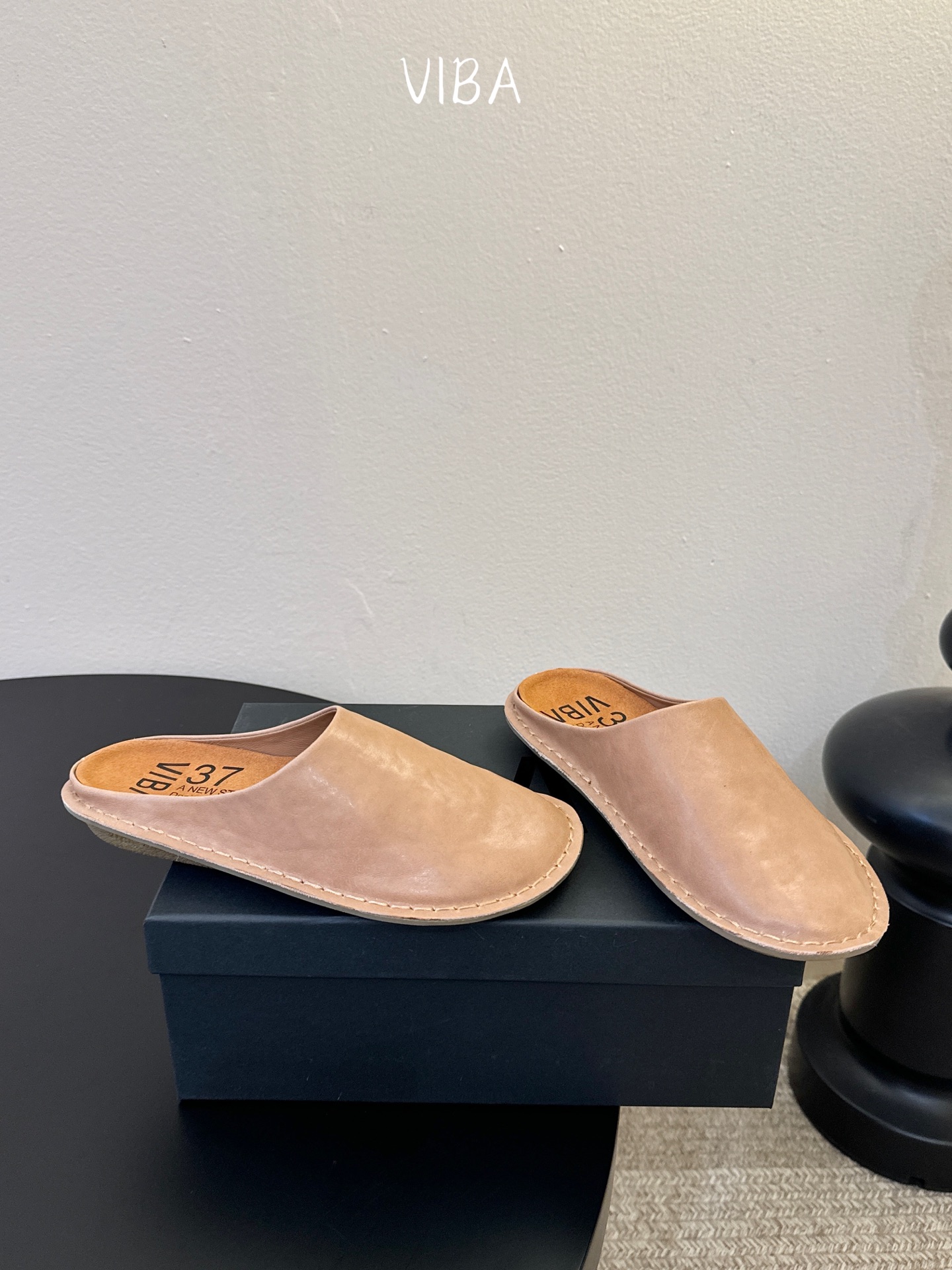 VIBA*26ss早春新款复古极简包头拖穆勒版无后跟的穆勒设计兼具拖鞋的随性与单鞋的精致感，包头造型修饰