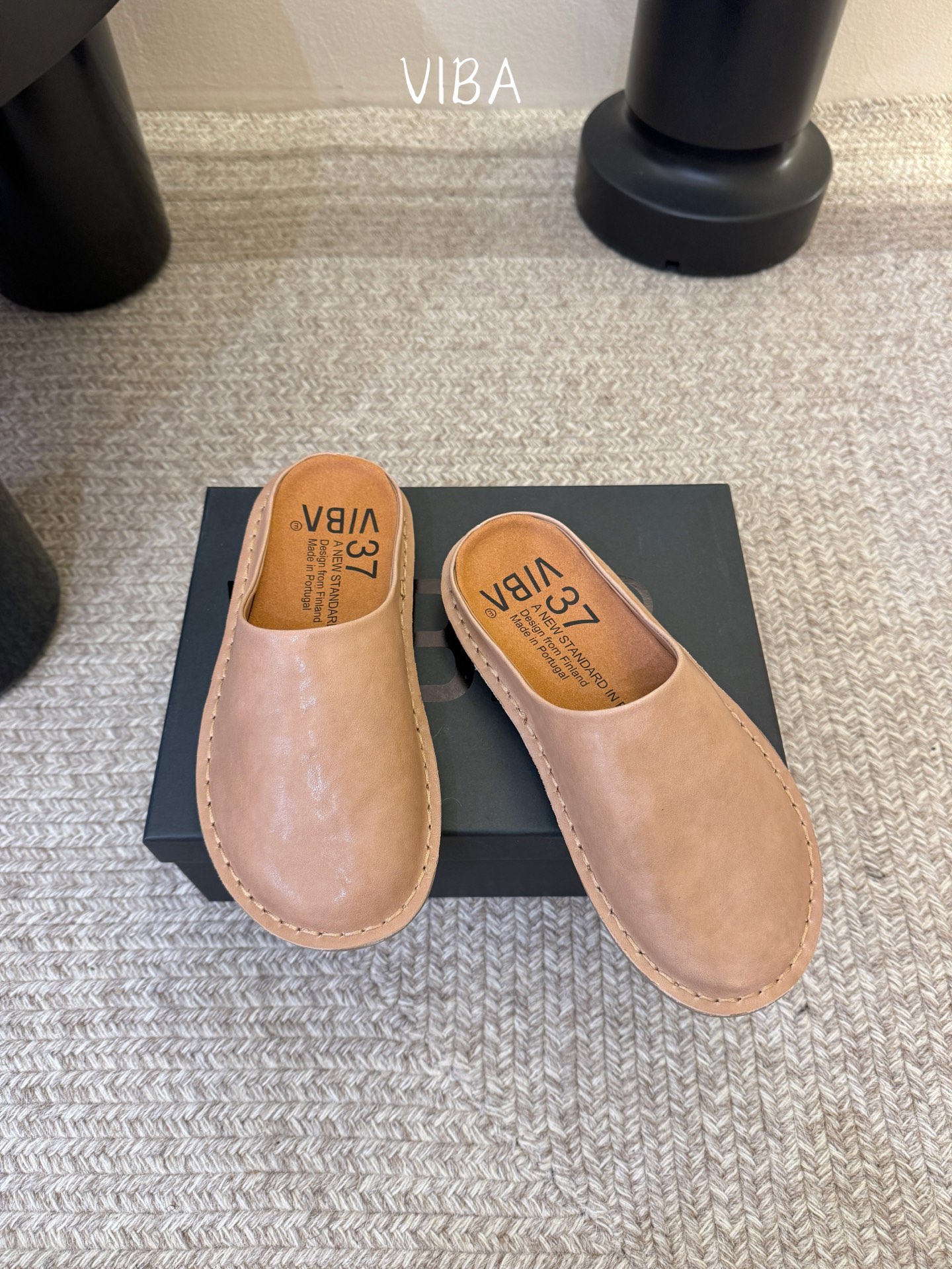 VIBA*26ss早春新款复古极简包头拖穆勒版无后跟的穆勒设计兼具拖鞋的随性与单鞋的精致感，包头造型修饰