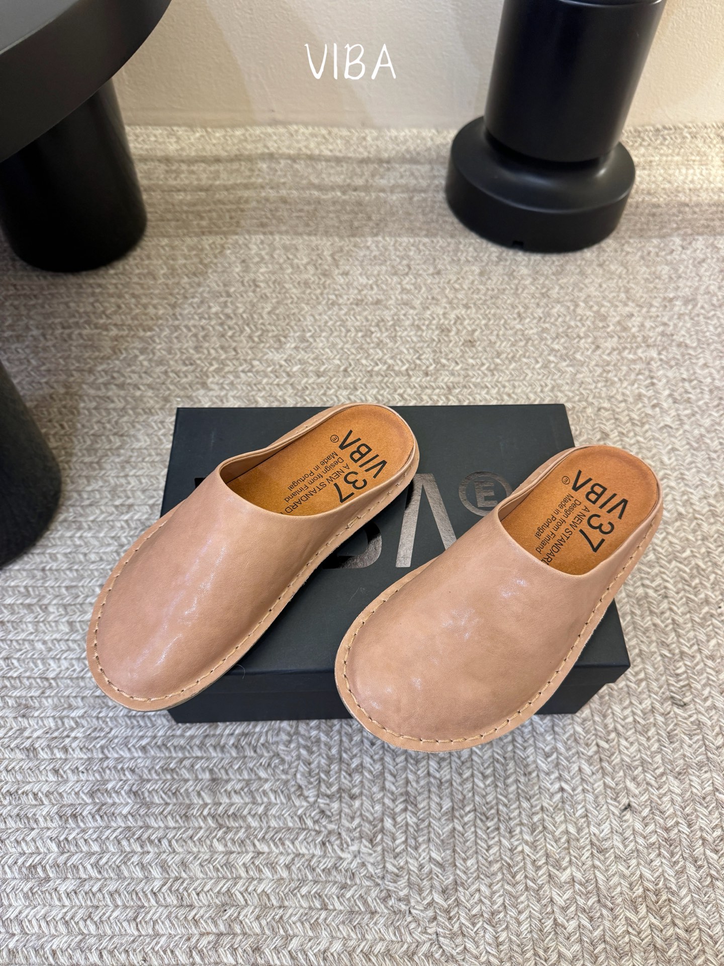 VIBA*26ss早春新款复古极简包头拖穆勒版无后跟的穆勒设计兼具拖鞋的随性与单鞋的精致感，包头造型修饰