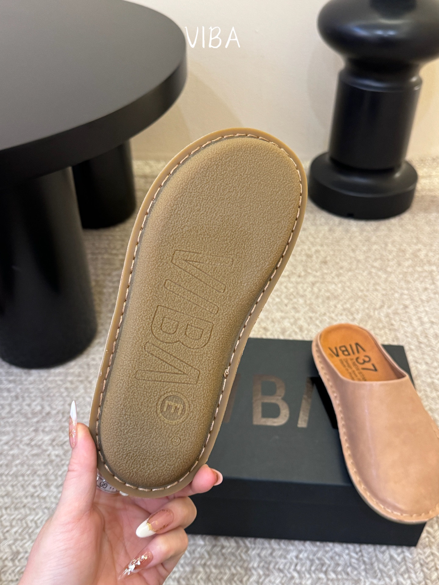 VIBA*26ss早春新款复古极简包头拖穆勒版无后跟的穆勒设计兼具拖鞋的随性与单鞋的精致感，包头造型修饰