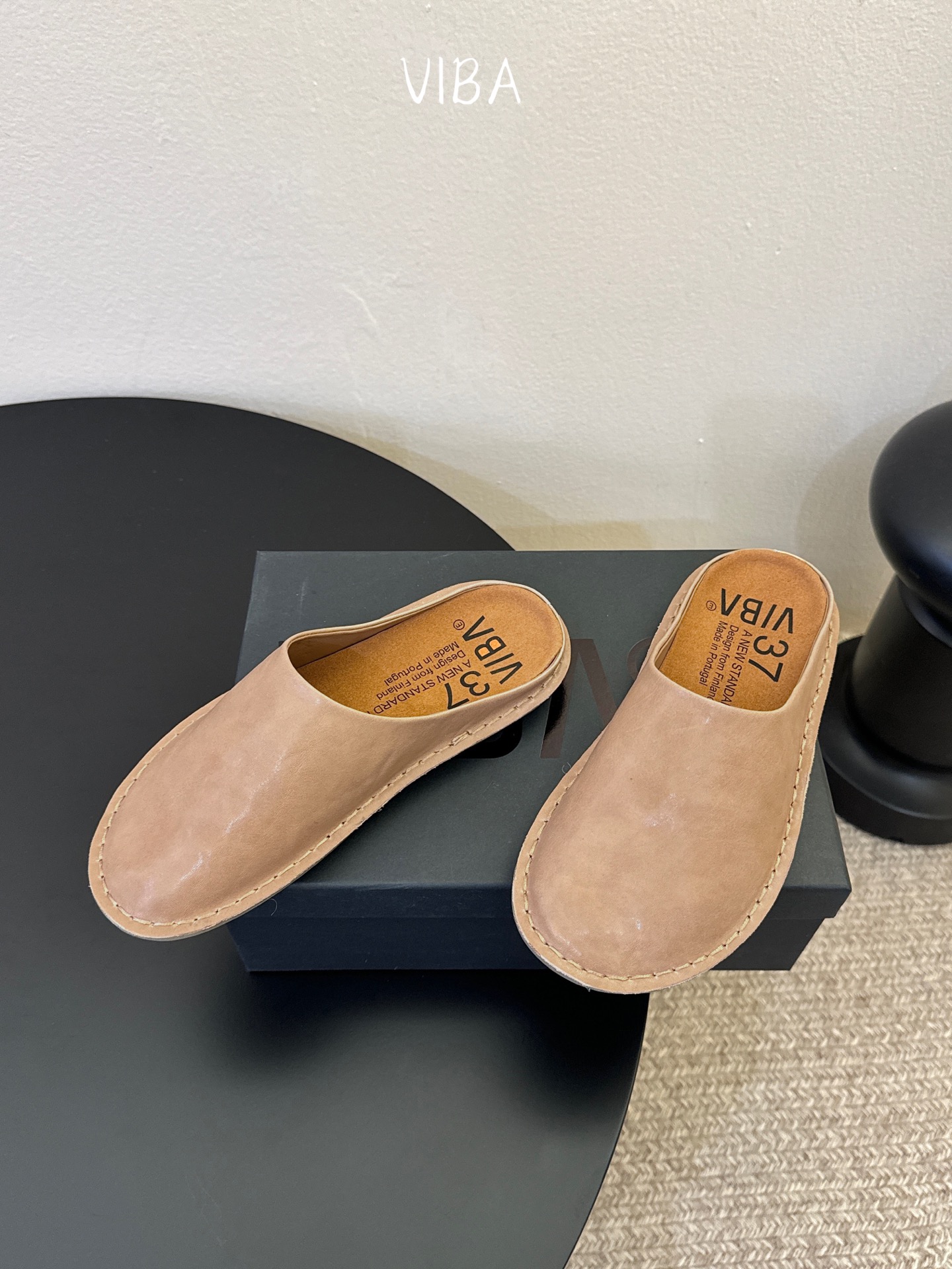 VIBA*26ss早春新款复古极简包头拖穆勒版无后跟的穆勒设计兼具拖鞋的随性与单鞋的精致感，包头造型修饰