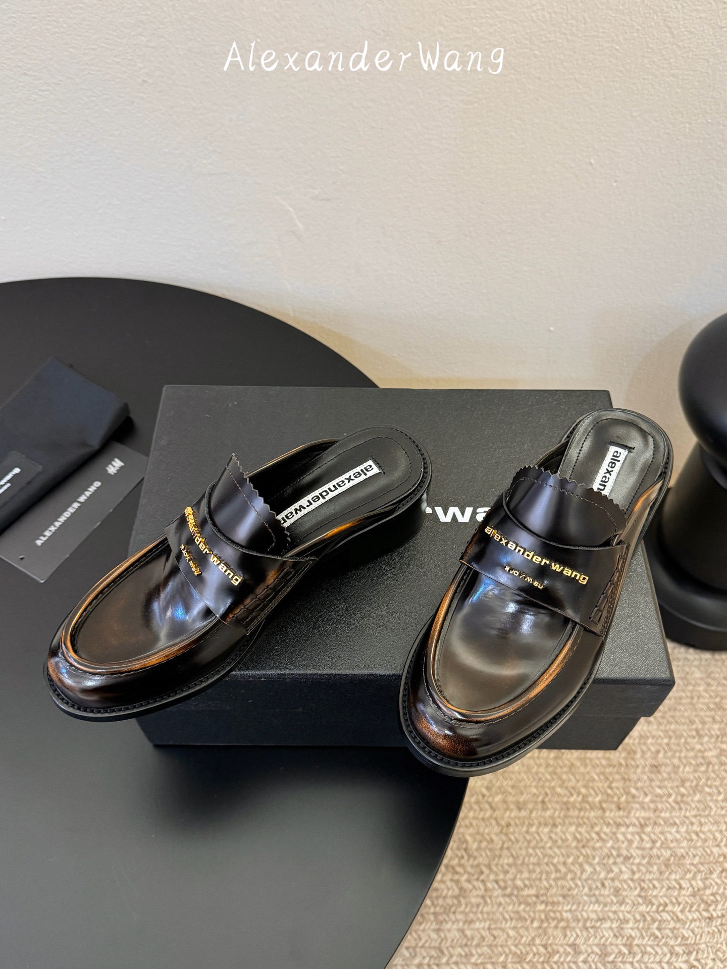 Alexander Wan* 新款圆头休闲鞋乐福鞋半拖鞋身的织带装饰上印有“Alexander Wang