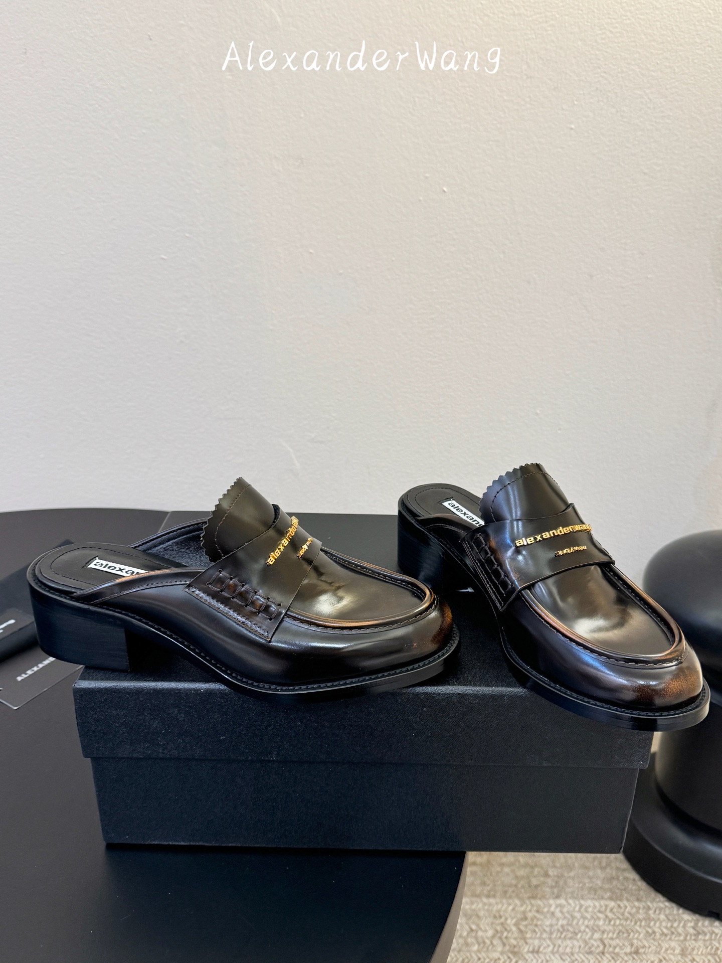 Alexander Wan* 新款圆头休闲鞋乐福鞋半拖鞋身的织带装饰上印有“Alexander Wang