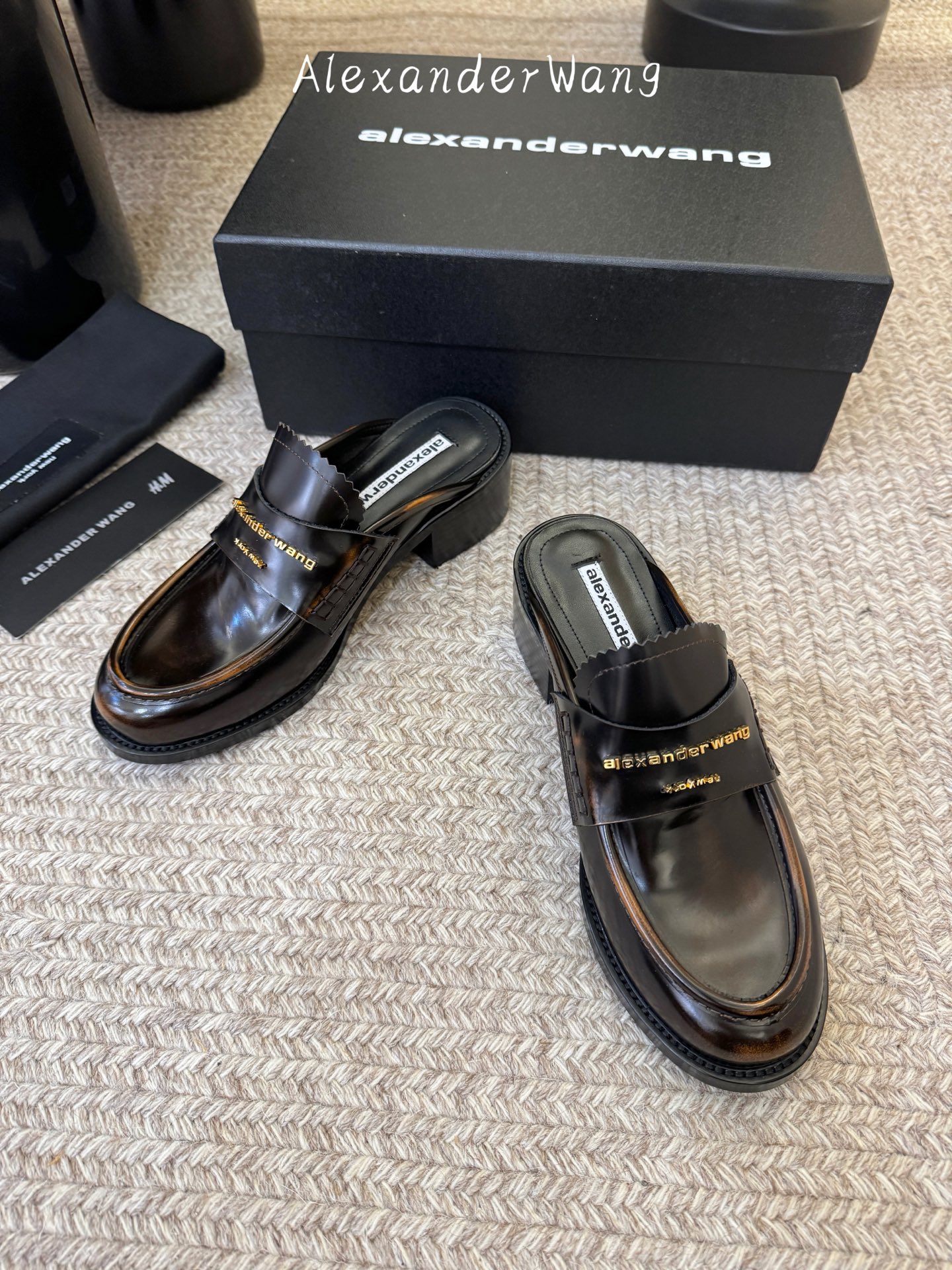 Alexander Wan* 新款圆头休闲鞋乐福鞋半拖鞋身的织带装饰上印有“Alexander Wang