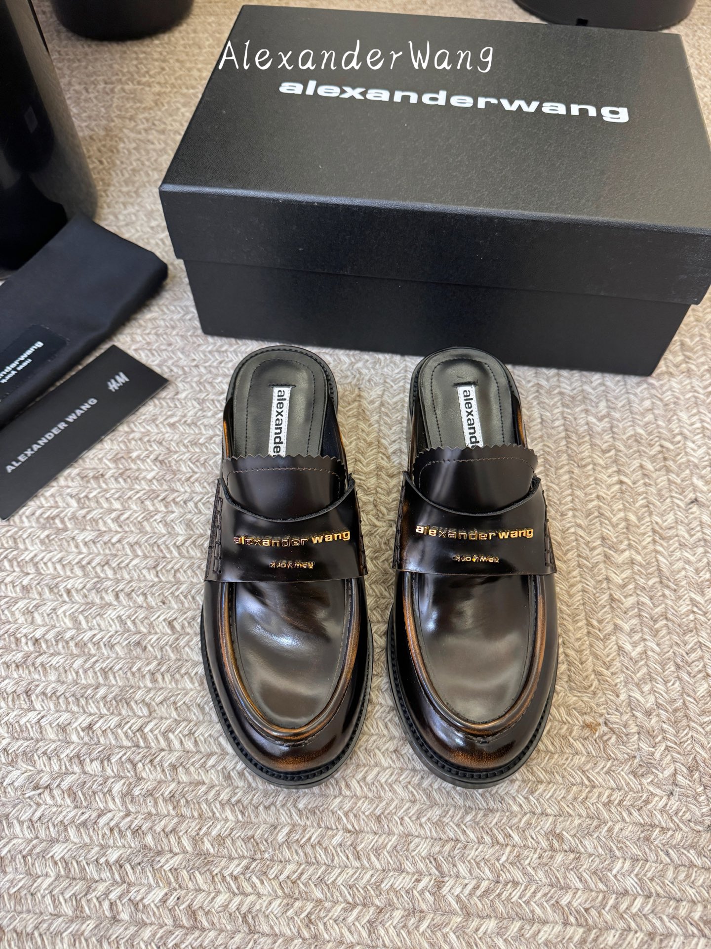 Alexander Wan* 新款圆头休闲鞋乐福鞋半拖鞋身的织带装饰上印有“Alexander Wang