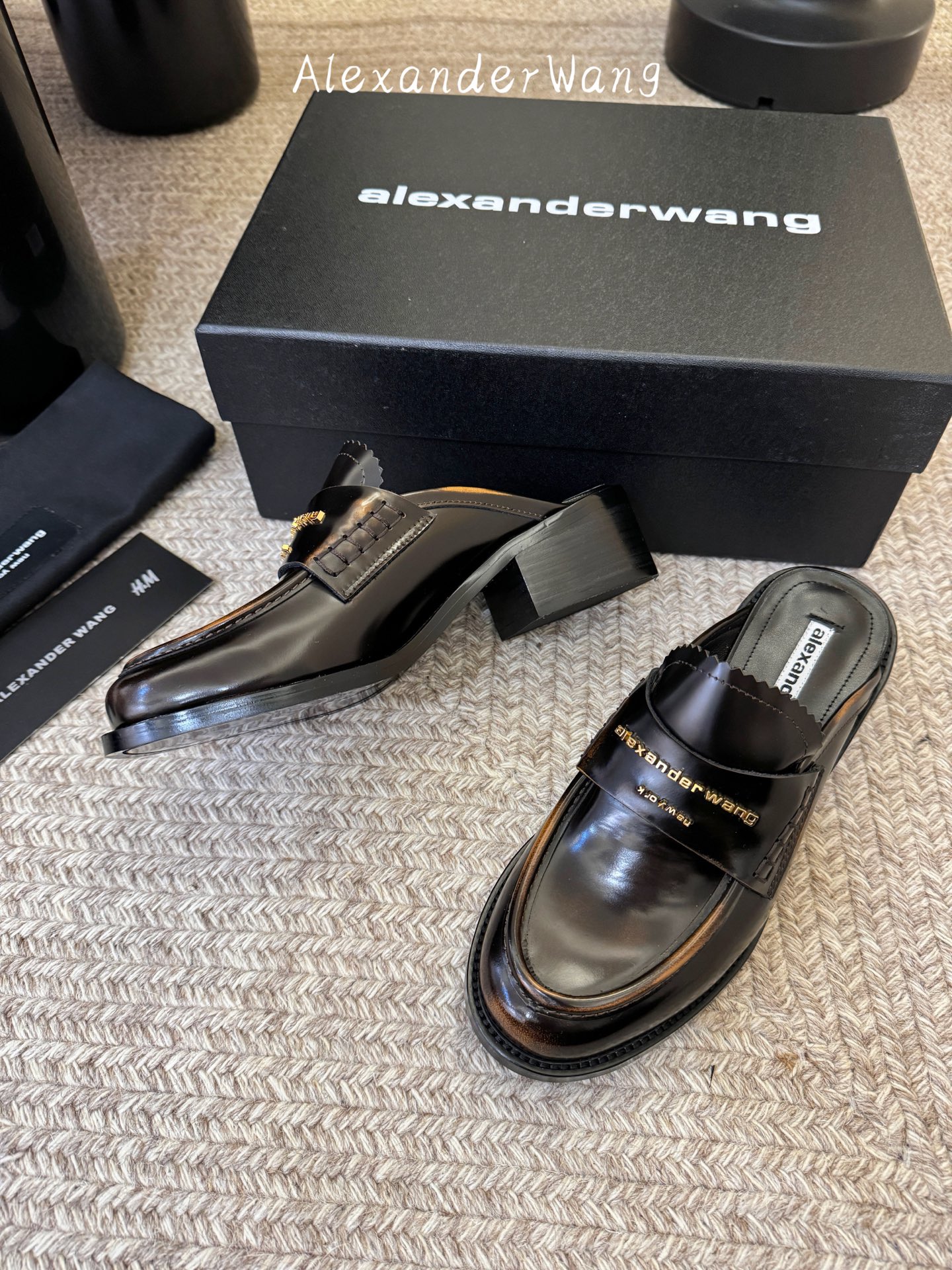 Alexander Wan* 新款圆头休闲鞋乐福鞋半拖鞋身的织带装饰上印有“Alexander Wang