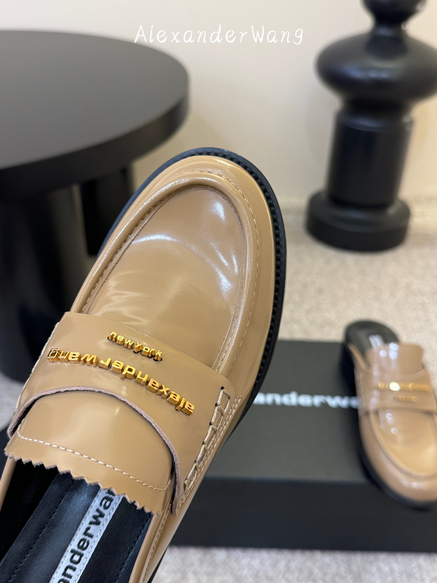 Alexander Wan* 新款圆头休闲鞋乐福鞋半拖鞋身的织带装饰上印有“Alexander Wang