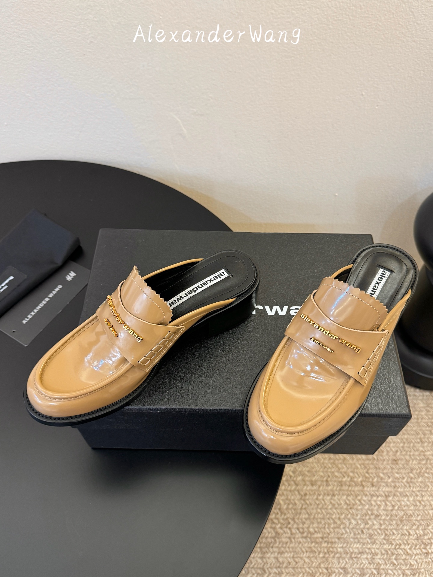 Alexander Wan* 新款圆头休闲鞋乐福鞋半拖鞋身的织带装饰上印有“Alexander Wang