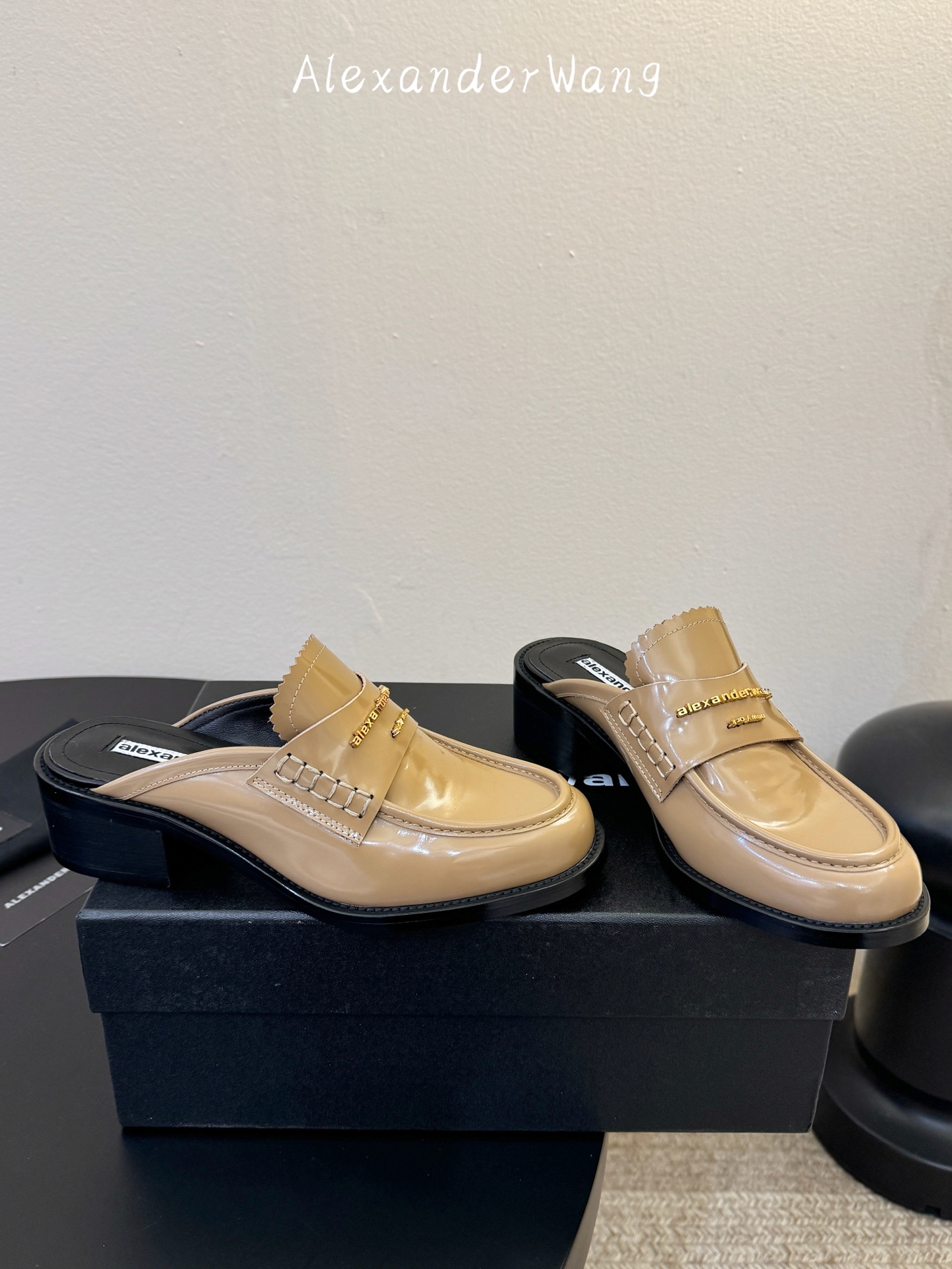 Alexander Wan* 新款圆头休闲鞋乐福鞋半拖鞋身的织带装饰上印有“Alexander Wang