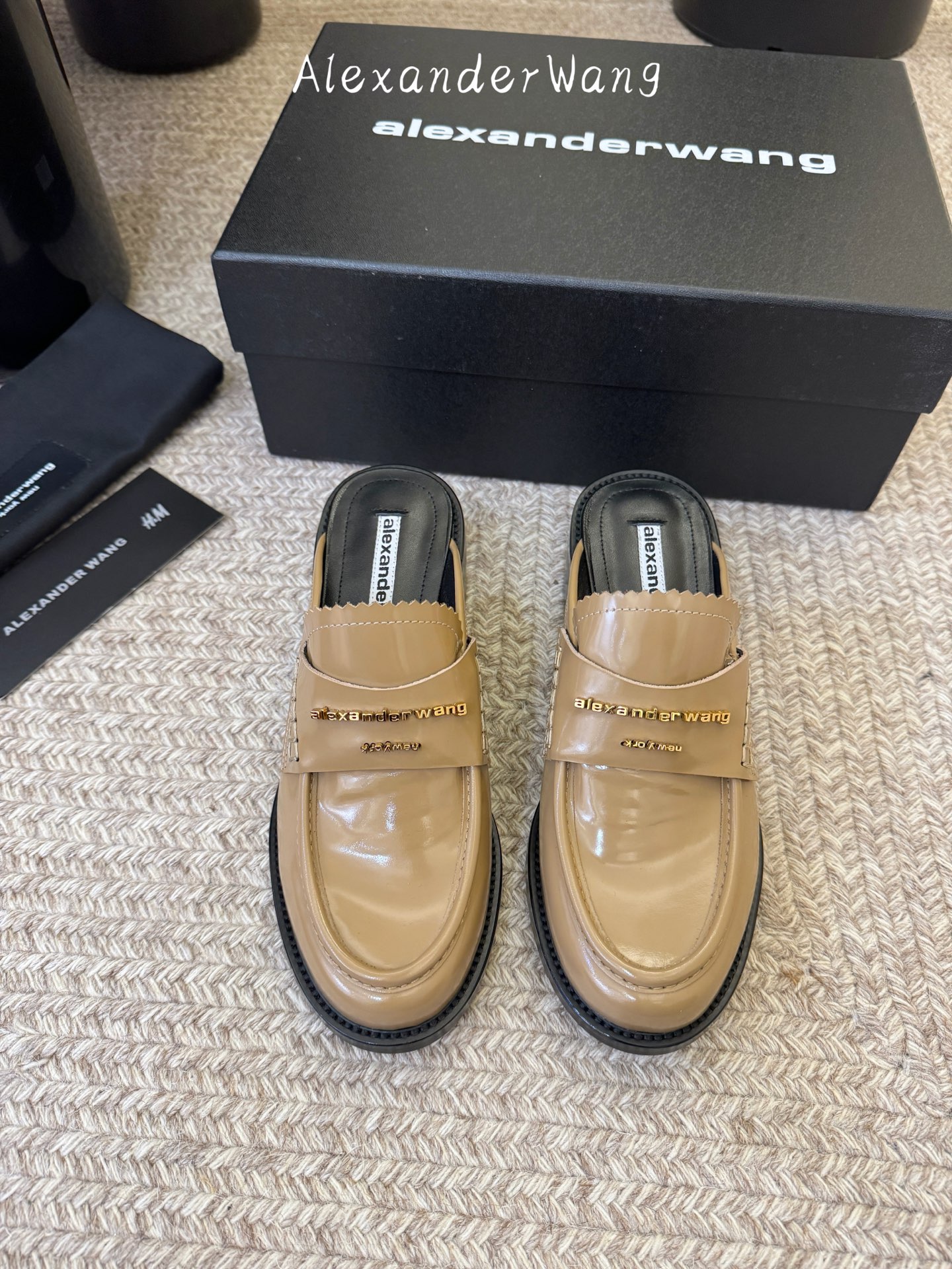 Alexander Wan* 新款圆头休闲鞋乐福鞋半拖鞋身的织带装饰上印有“Alexander Wang