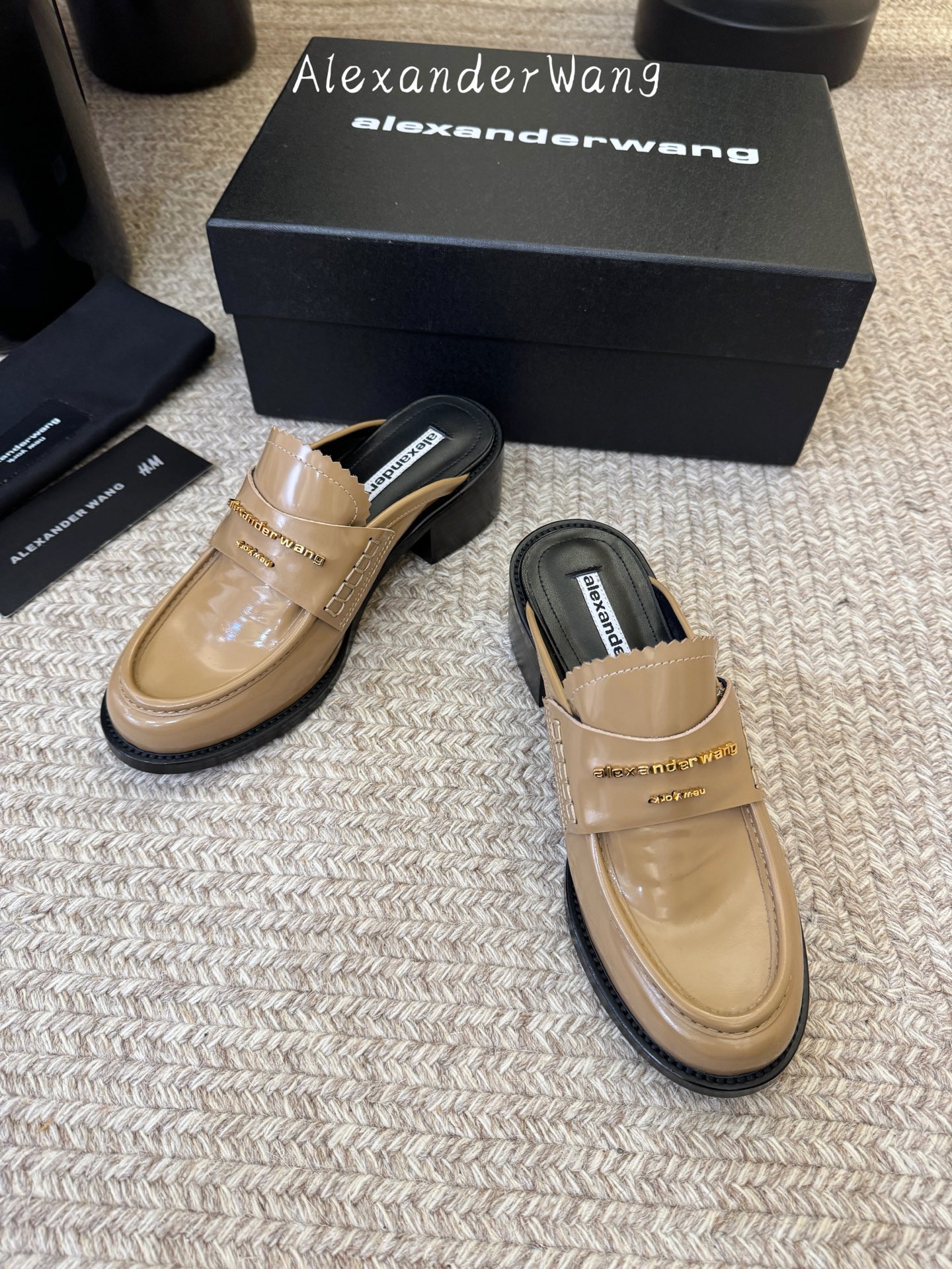 Alexander Wan* 新款圆头休闲鞋乐福鞋半拖鞋身的织带装饰上印有“Alexander Wang