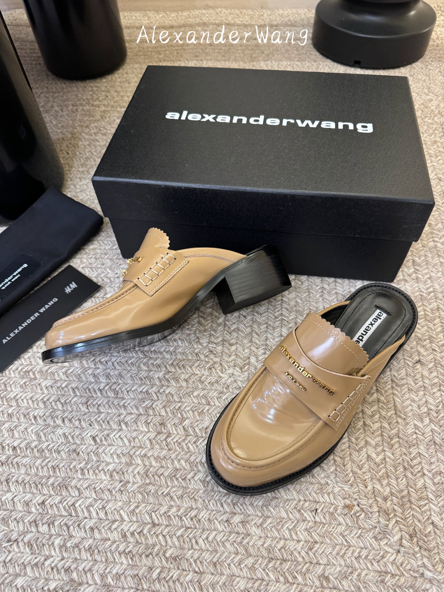 Alexander Wan* 新款圆头休闲鞋乐福鞋半拖鞋身的织带装饰上印有“Alexander Wang