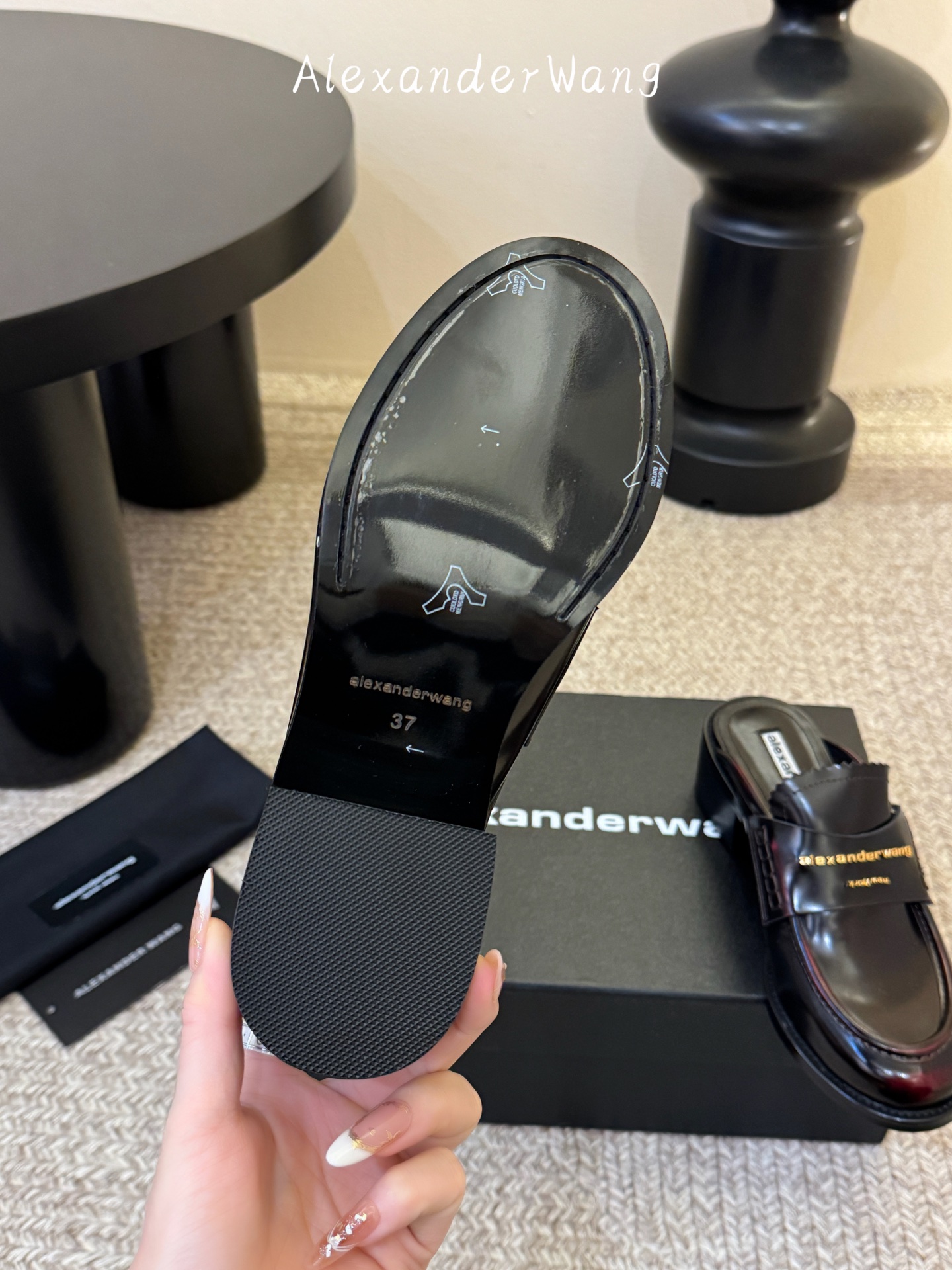 Alexander Wan* 新款圆头休闲鞋乐福鞋半拖鞋身的织带装饰上印有“Alexander Wang