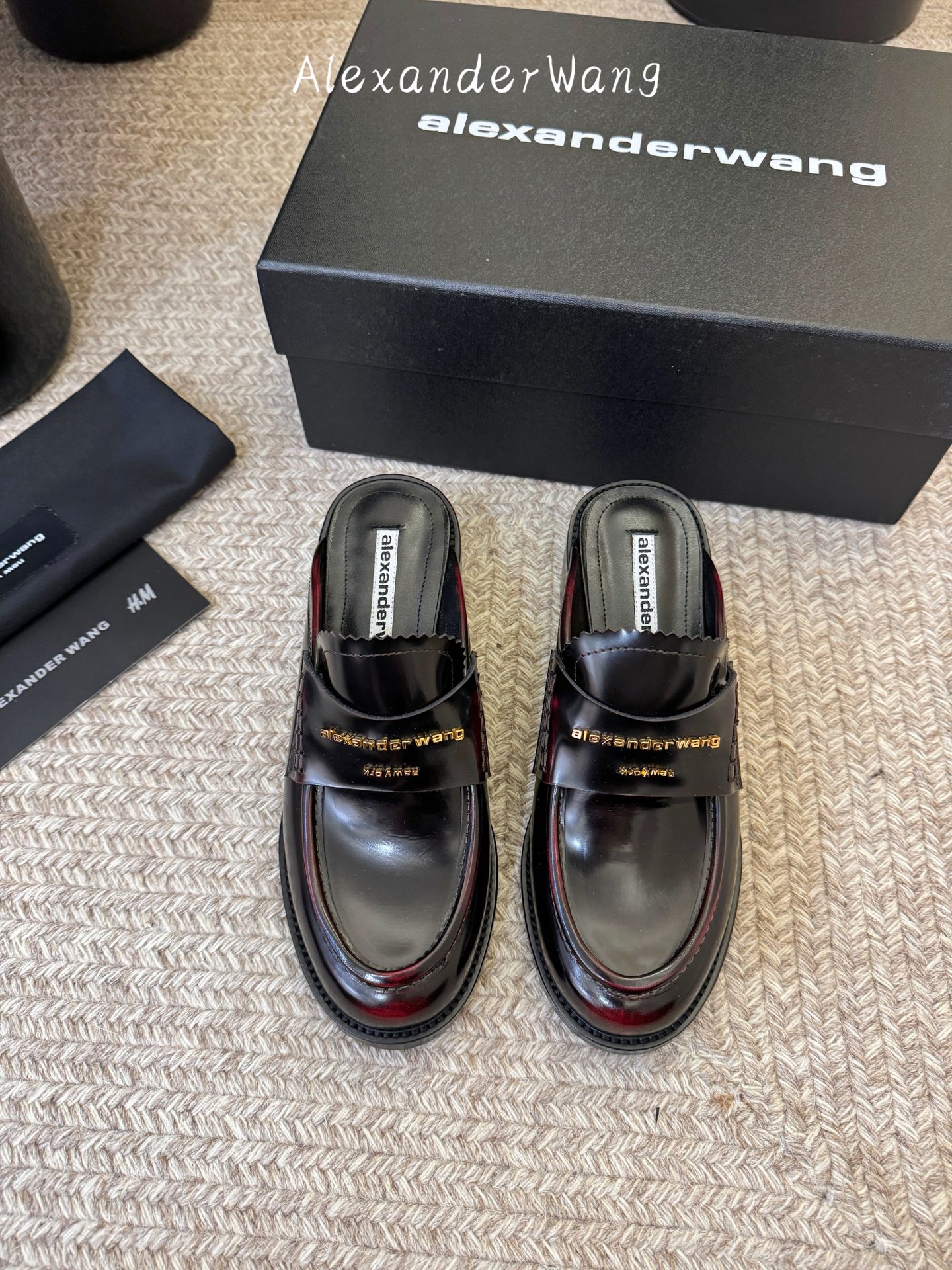 Alexander Wan* 新款圆头休闲鞋乐福鞋半拖鞋身的织带装饰上印有“Alexander Wang