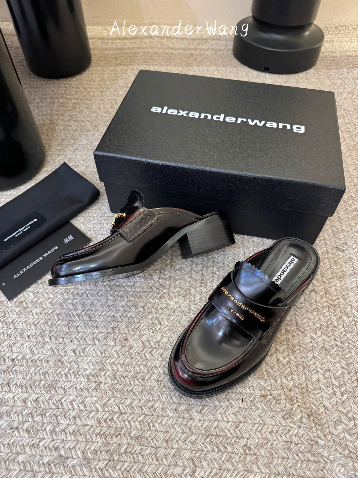 Alexander Wan* 新款圆头休闲鞋乐福鞋半拖鞋身的织带装饰上印有“Alexander Wang