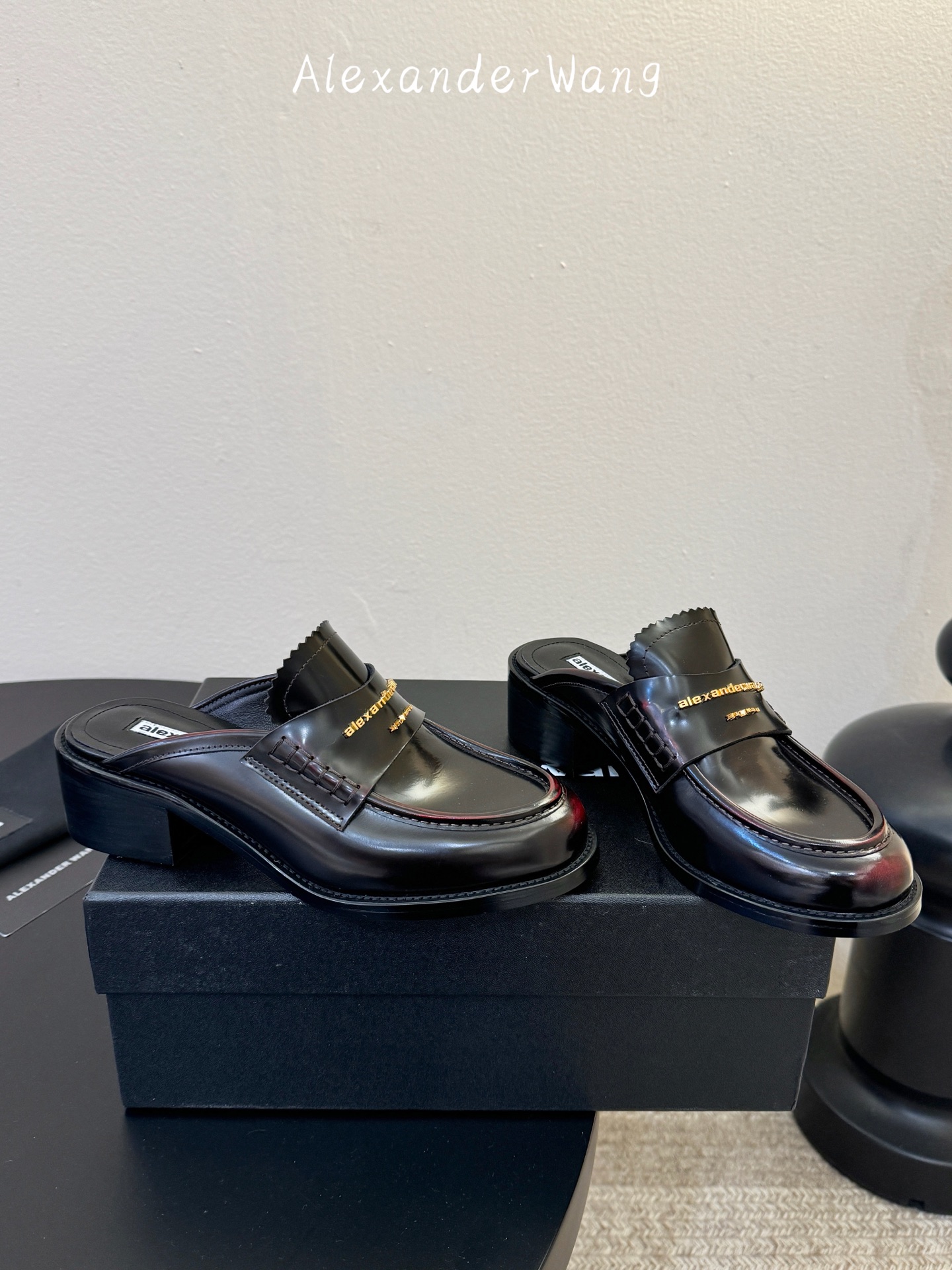 Alexander Wan* 新款圆头休闲鞋乐福鞋半拖鞋身的织带装饰上印有“Alexander Wang