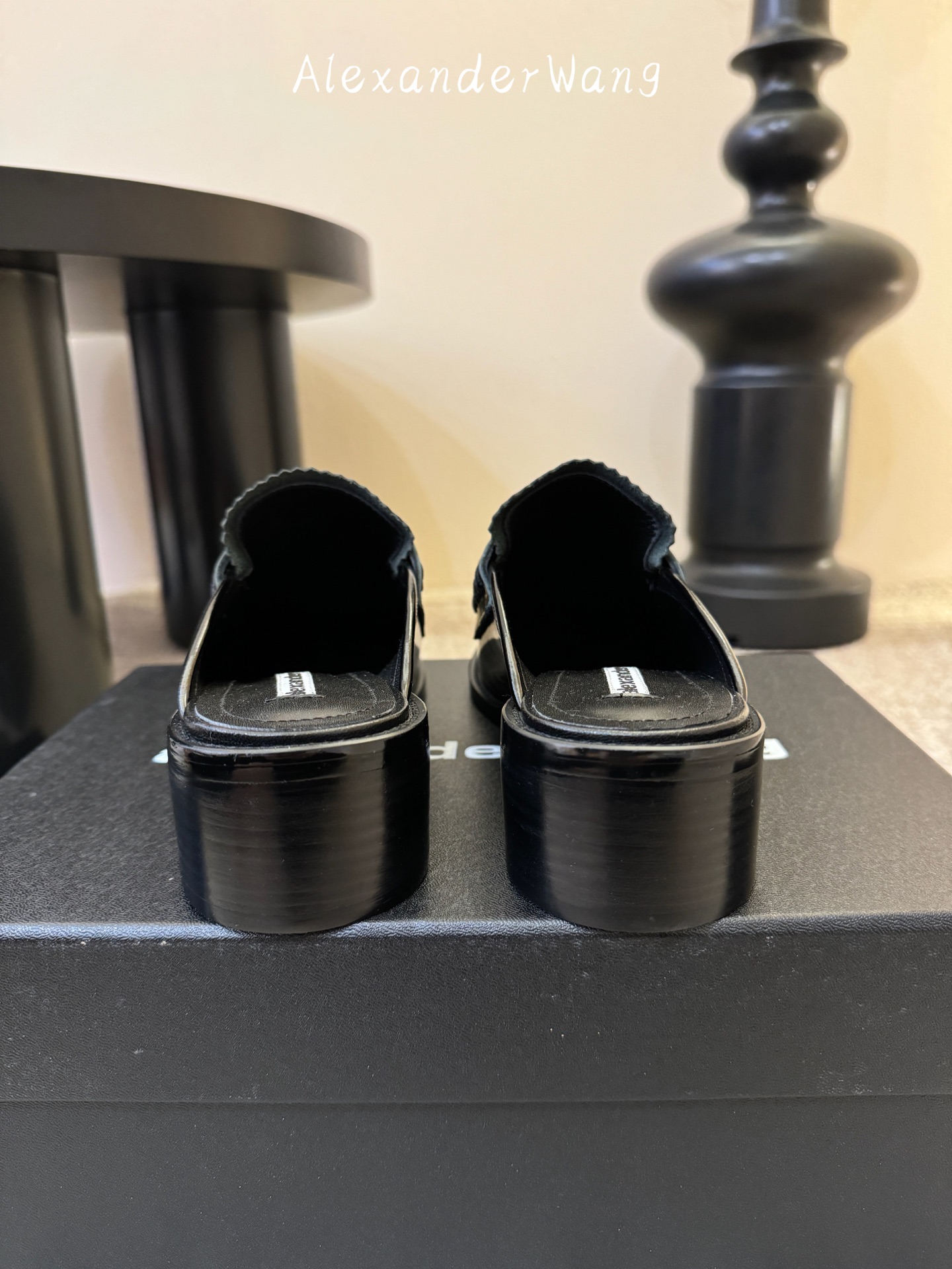 Alexander Wan* 新款圆头休闲鞋乐福鞋半拖鞋身的织带装饰上印有“Alexander Wang