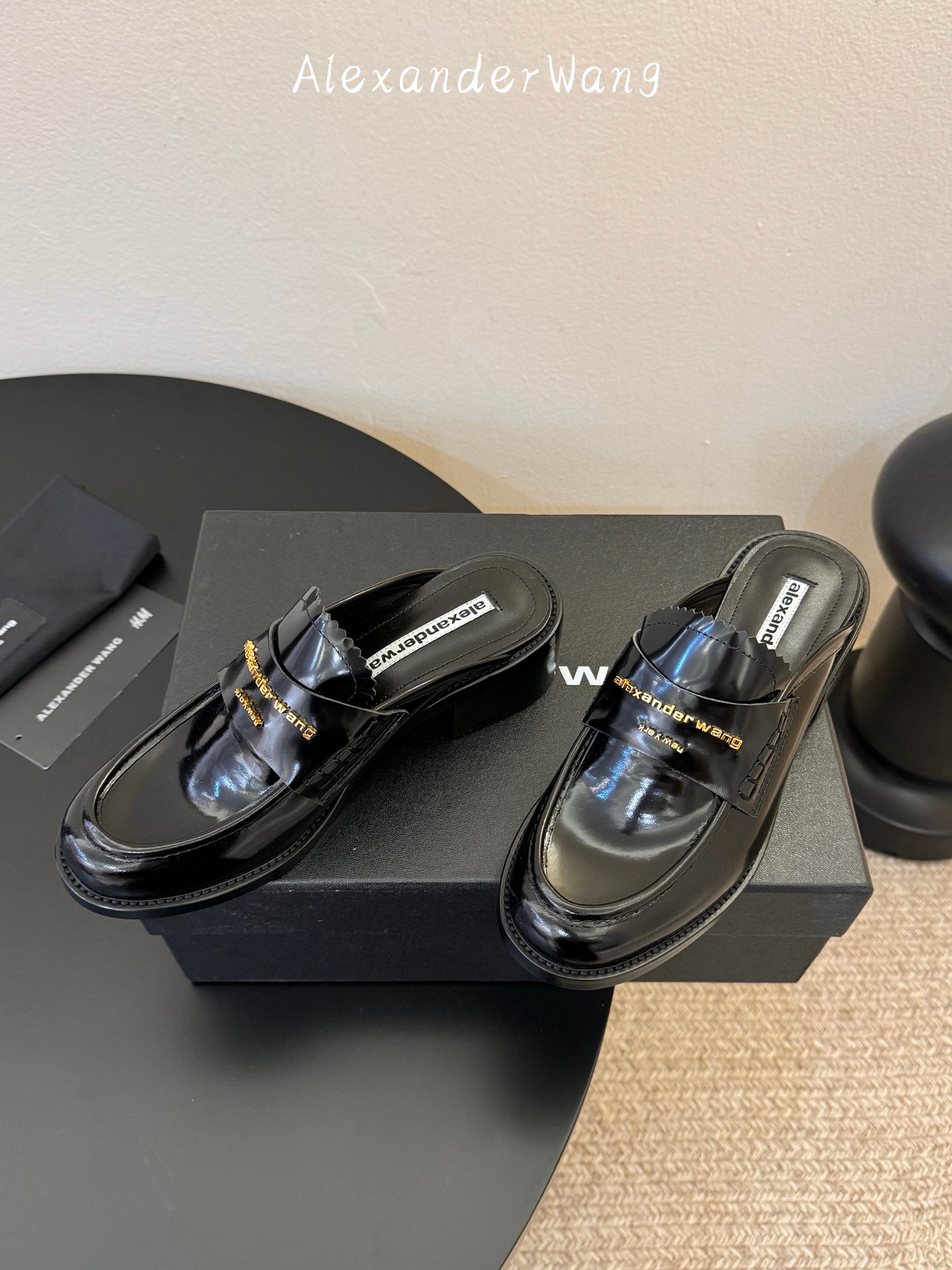 Alexander Wan* 新款圆头休闲鞋乐福鞋半拖鞋身的织带装饰上印有“Alexander Wang