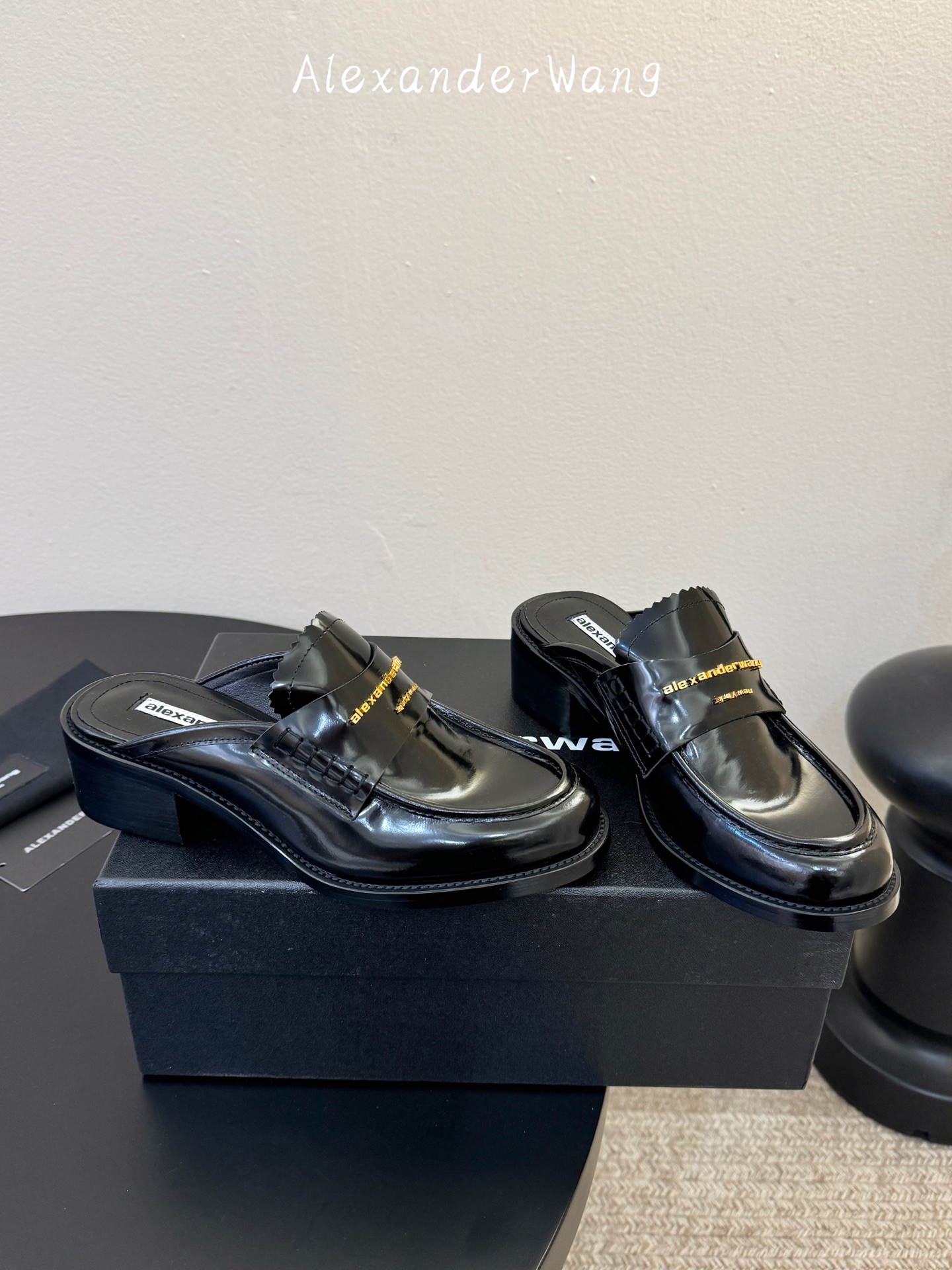 Alexander Wan* 新款圆头休闲鞋乐福鞋半拖鞋身的织带装饰上印有“Alexander Wang