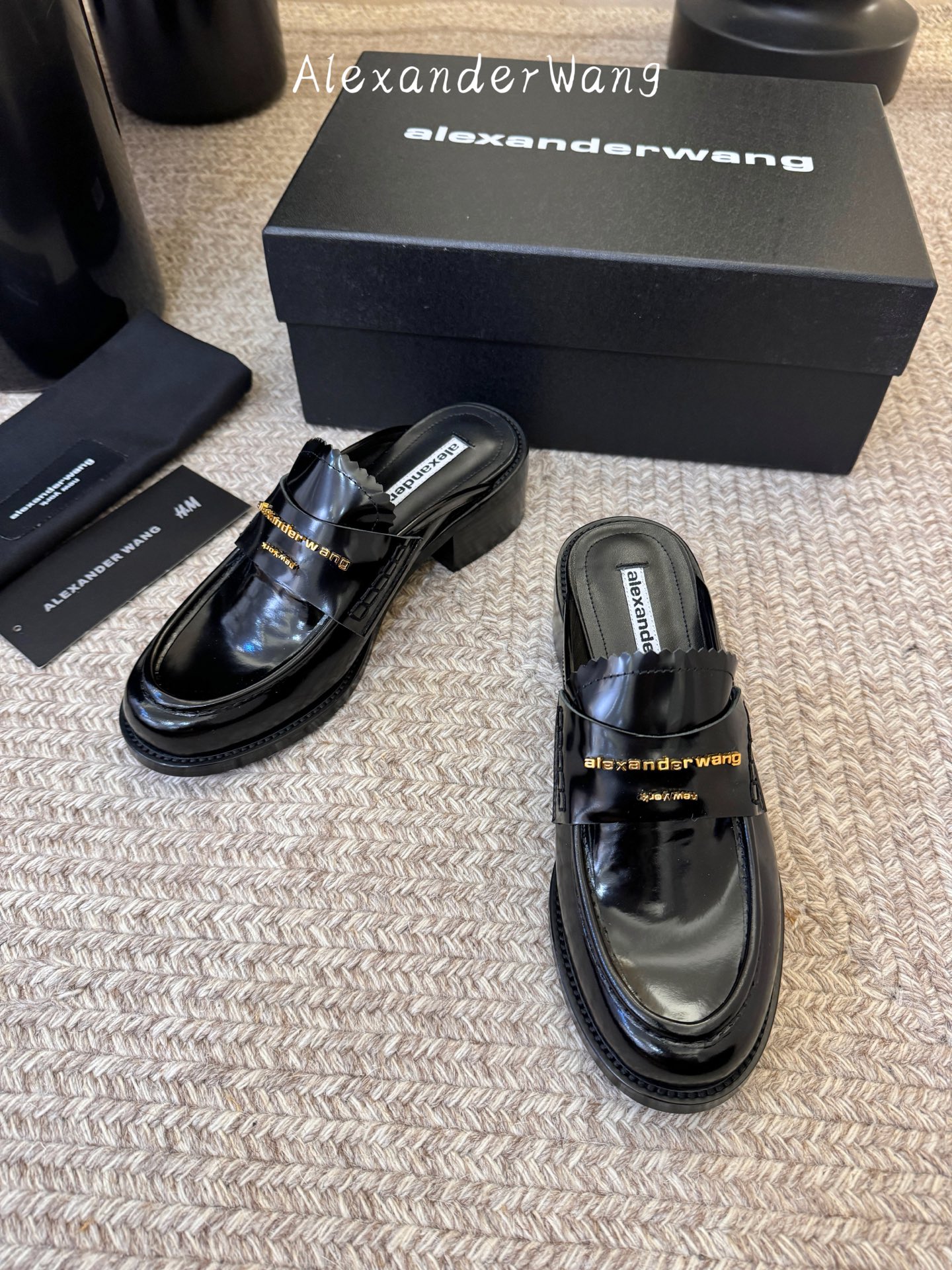 Alexander Wan* 新款圆头休闲鞋乐福鞋半拖鞋身的织带装饰上印有“Alexander Wang