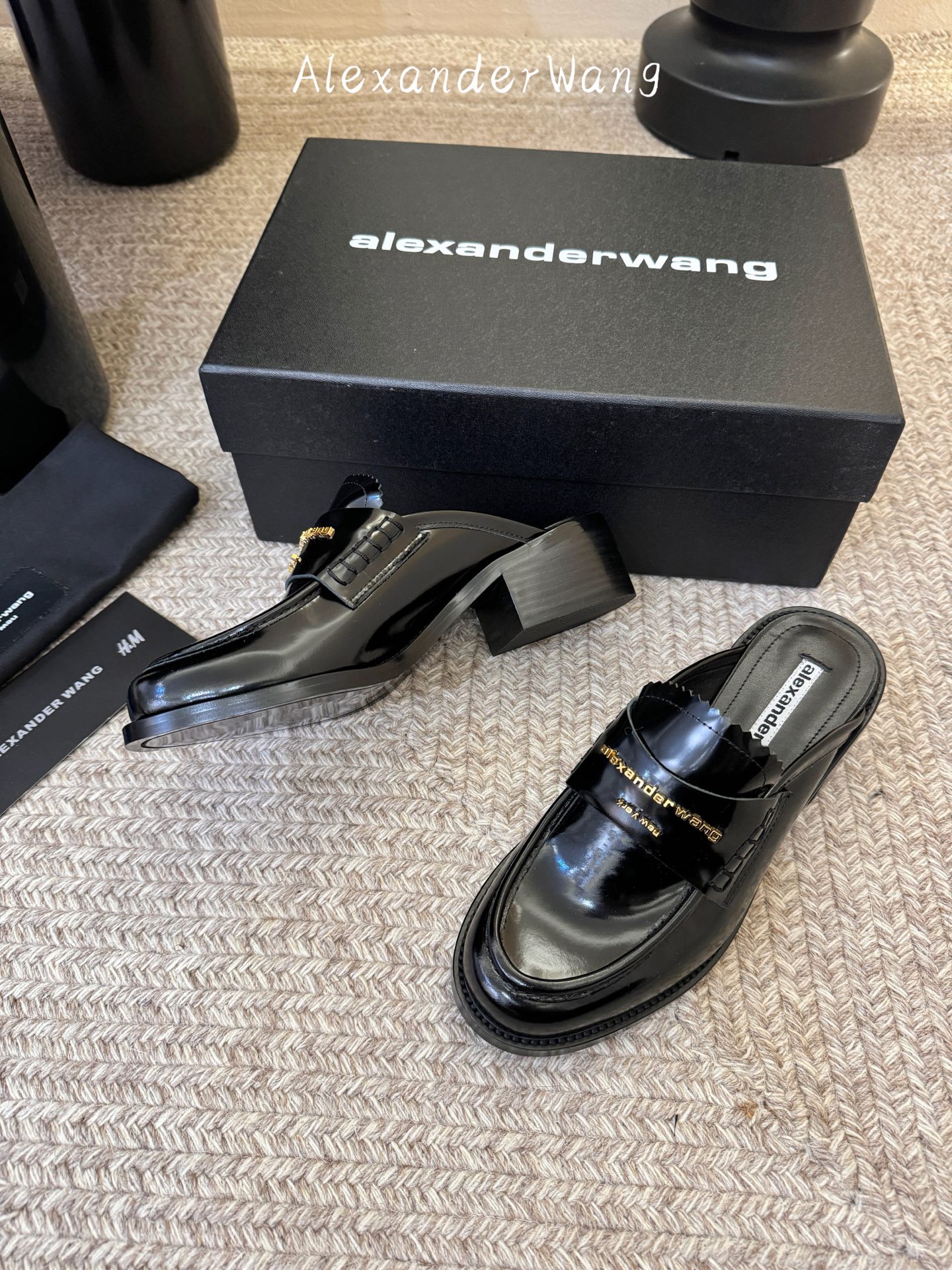 Alexander Wan* 新款圆头休闲鞋乐福鞋半拖鞋身的织带装饰上印有“Alexander Wang