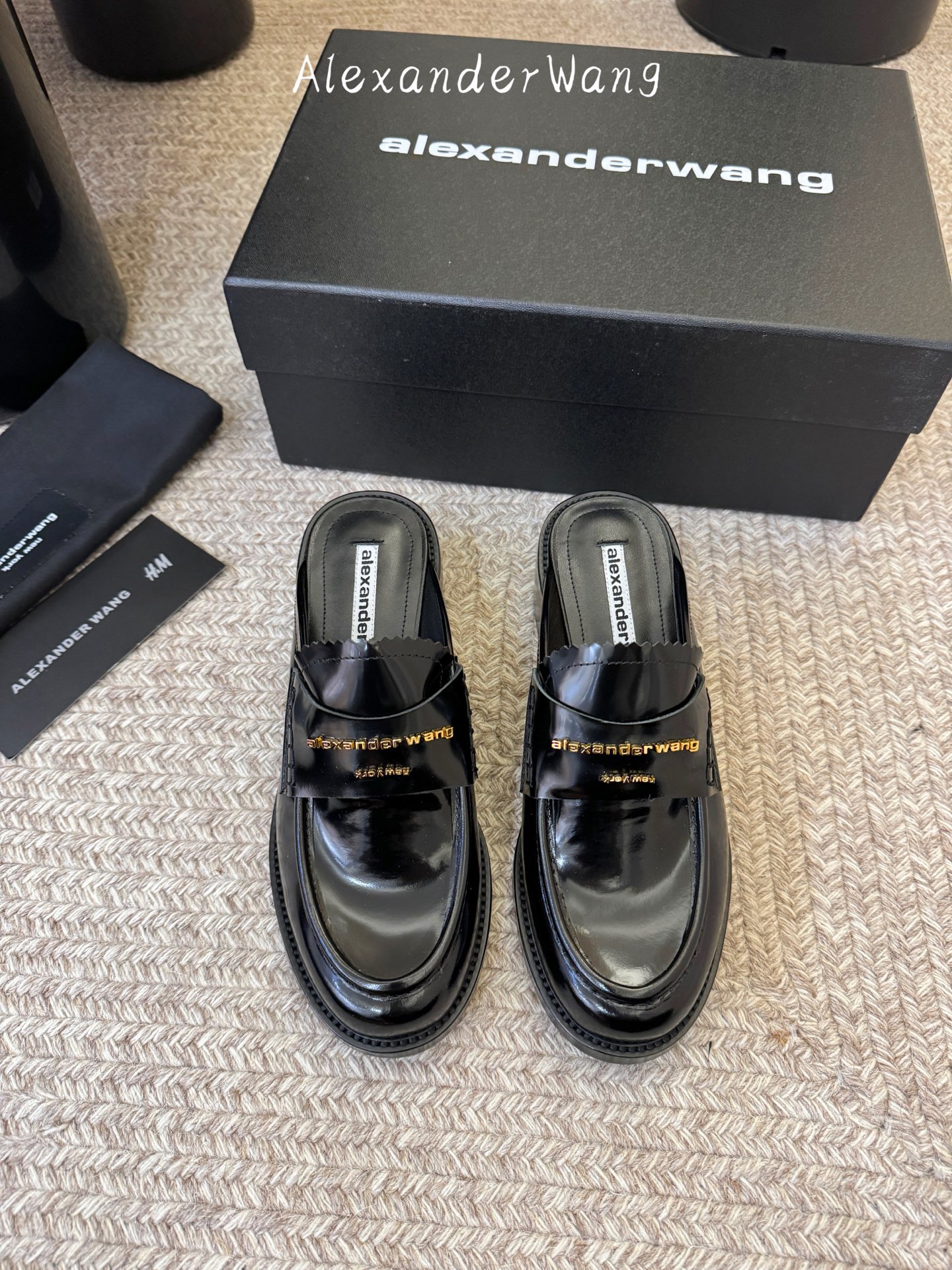 Alexander Wan* 新款圆头休闲鞋乐福鞋半拖鞋身的织带装饰上印有“Alexander Wang