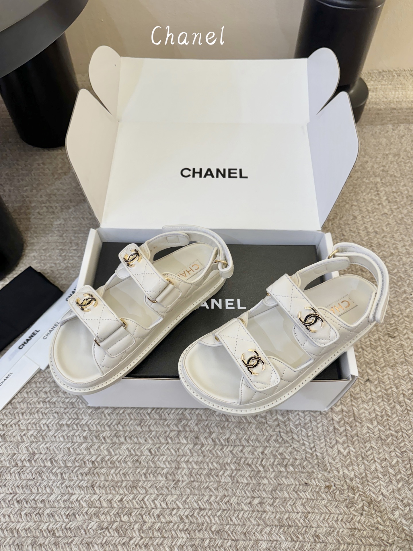 搭配飞机盒顶版chanel new arrival小香沙滩凉鞋春夏新版满水钻双c logo简直不要太美啦