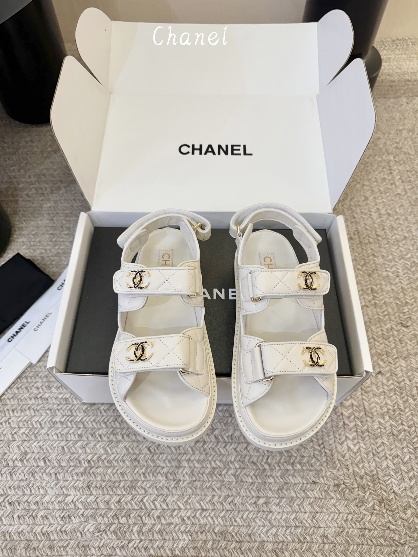 搭配飞机盒顶版chanel new arrival小香沙滩凉鞋春夏新版满水钻双c logo简直不要太美啦