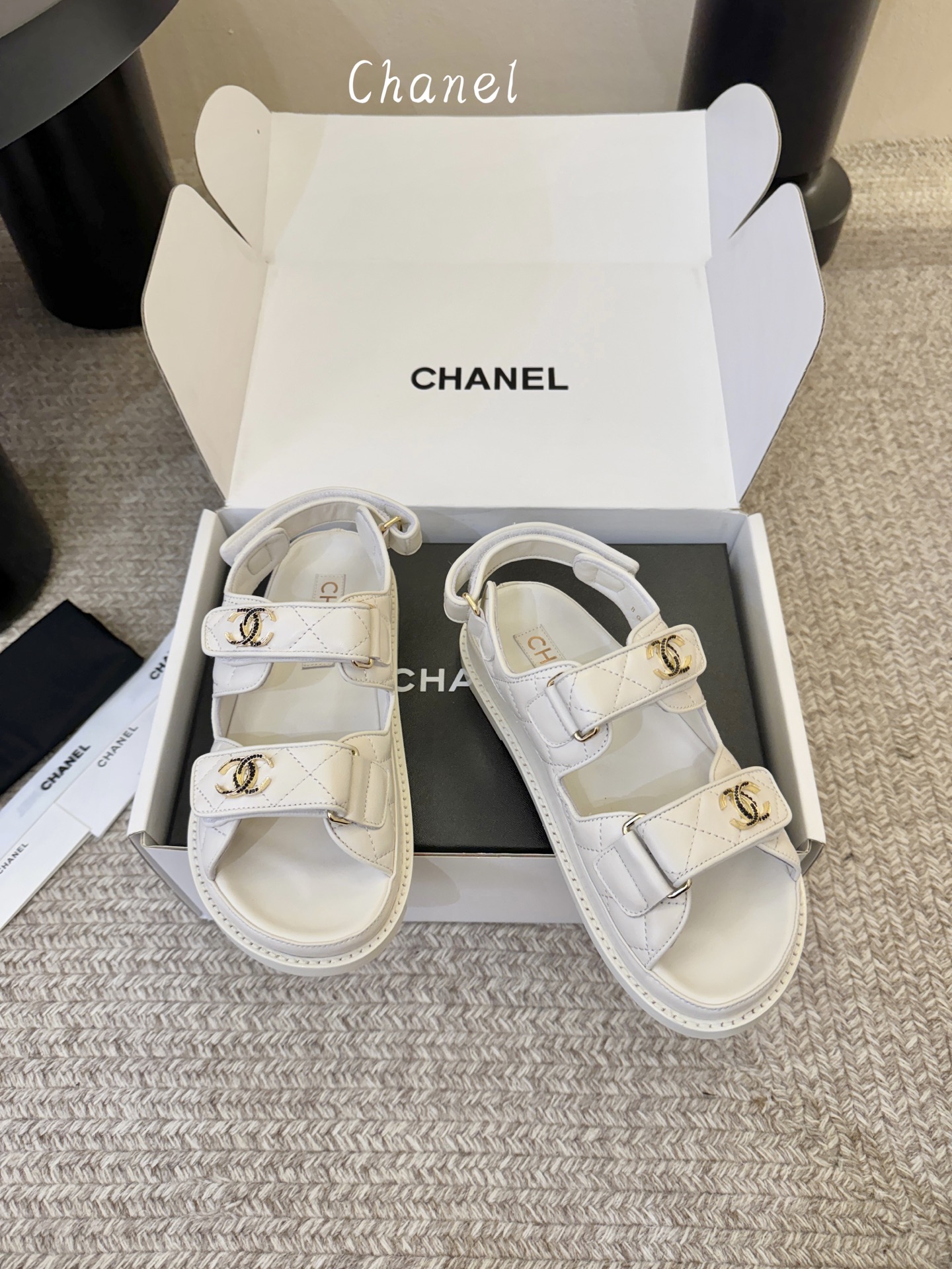 搭配飞机盒顶版chanel new arrival小香沙滩凉鞋春夏新版满水钻双c logo简直不要太美啦