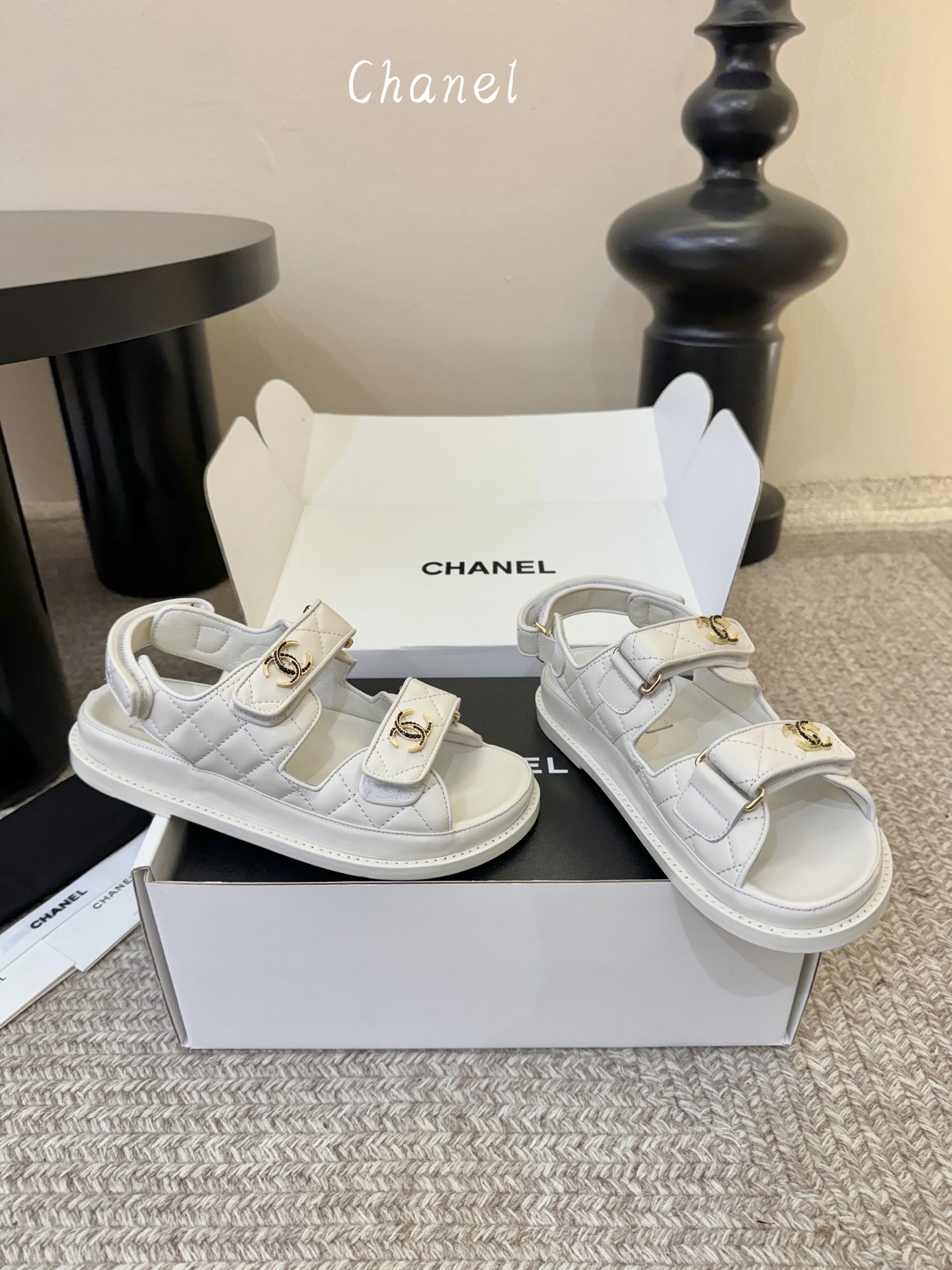 搭配飞机盒顶版chanel new arrival小香沙滩凉鞋春夏新版满水钻双c logo简直不要太美啦