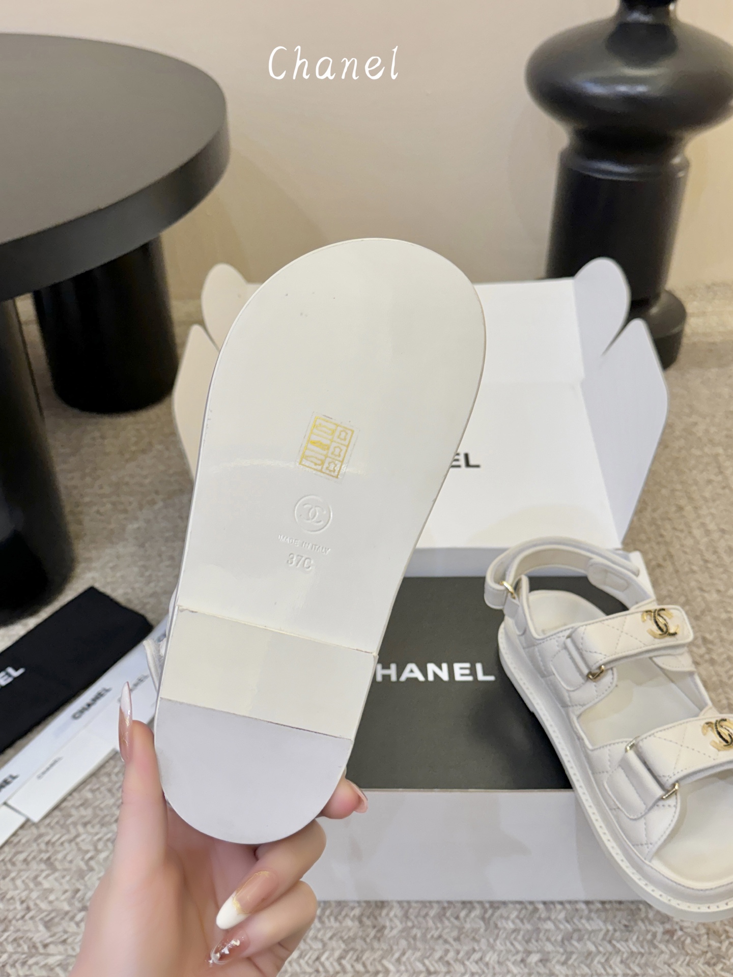 搭配飞机盒顶版chanel new arrival小香沙滩凉鞋春夏新版满水钻双c logo简直不要太美啦