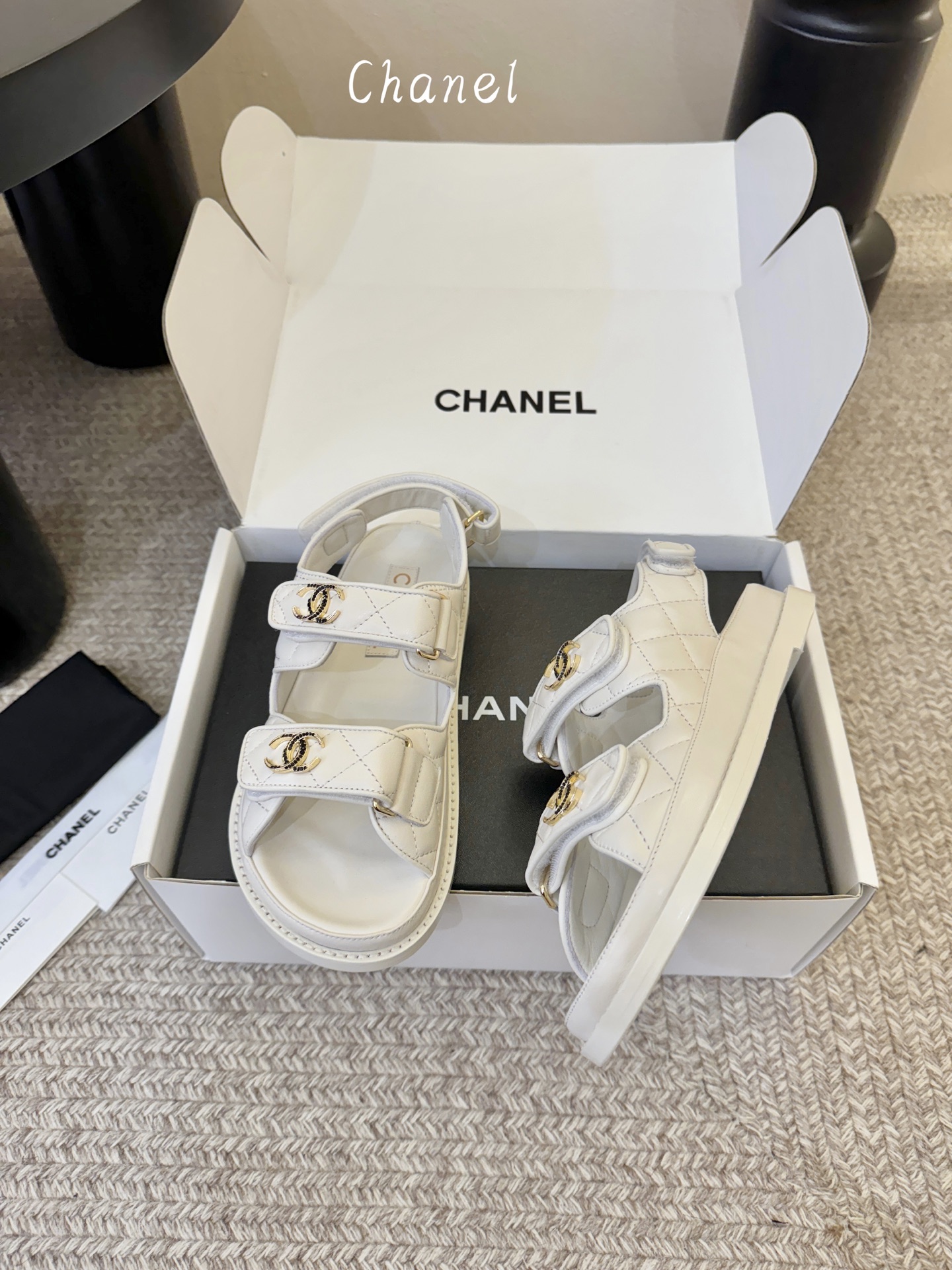 搭配飞机盒顶版chanel new arrival小香沙滩凉鞋春夏新版满水钻双c logo简直不要太美啦